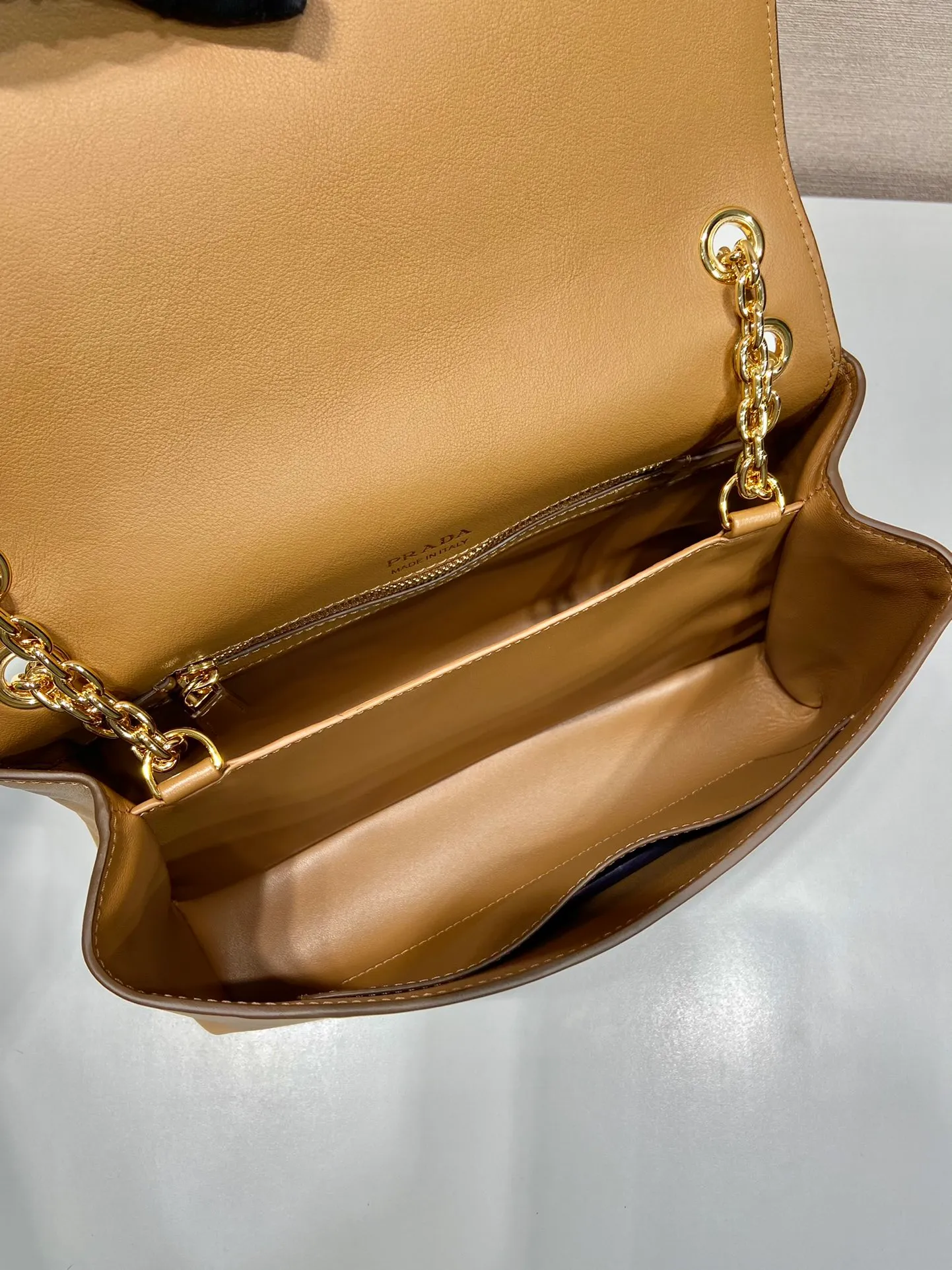💰1720🎉New small size🎉1BD371 women's model🎉🎉 This new women's bag is made of imported calfskin with imported lambskin inside. With a flip-top design, the iron strap can be lengthened or shortened, and can be carried on the shoulder or across the body. It can be exchanged on different occasions, the space is large, and the upper body effect is very beautiful👍👍Hurry up and get it, it is worth owning. 👏👏 Length 29x Height 16x Bottom 9.5cm👏👏👏🎉🎉🎉
