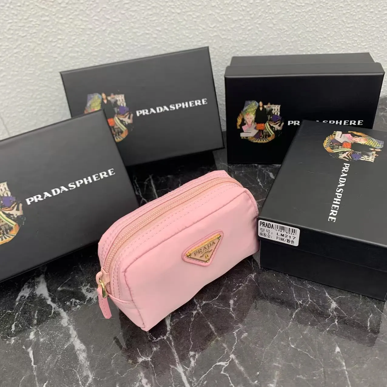 💰150PRADA Prada official new model is shipped simultaneously, enamel-coated triangular metal logo zipper closure, nylon cosmetic bag, regular women's model ✌✌✌ Special quality from the product cabinet, physical shooting [strong]! Model: Original quality Leather: Original Color: black gold buckle, black silver buckle, red, plum red, pink, sky blue, apricot, green, lavender purple, size 12㎝*3.5㎝*8㎝, model LM217