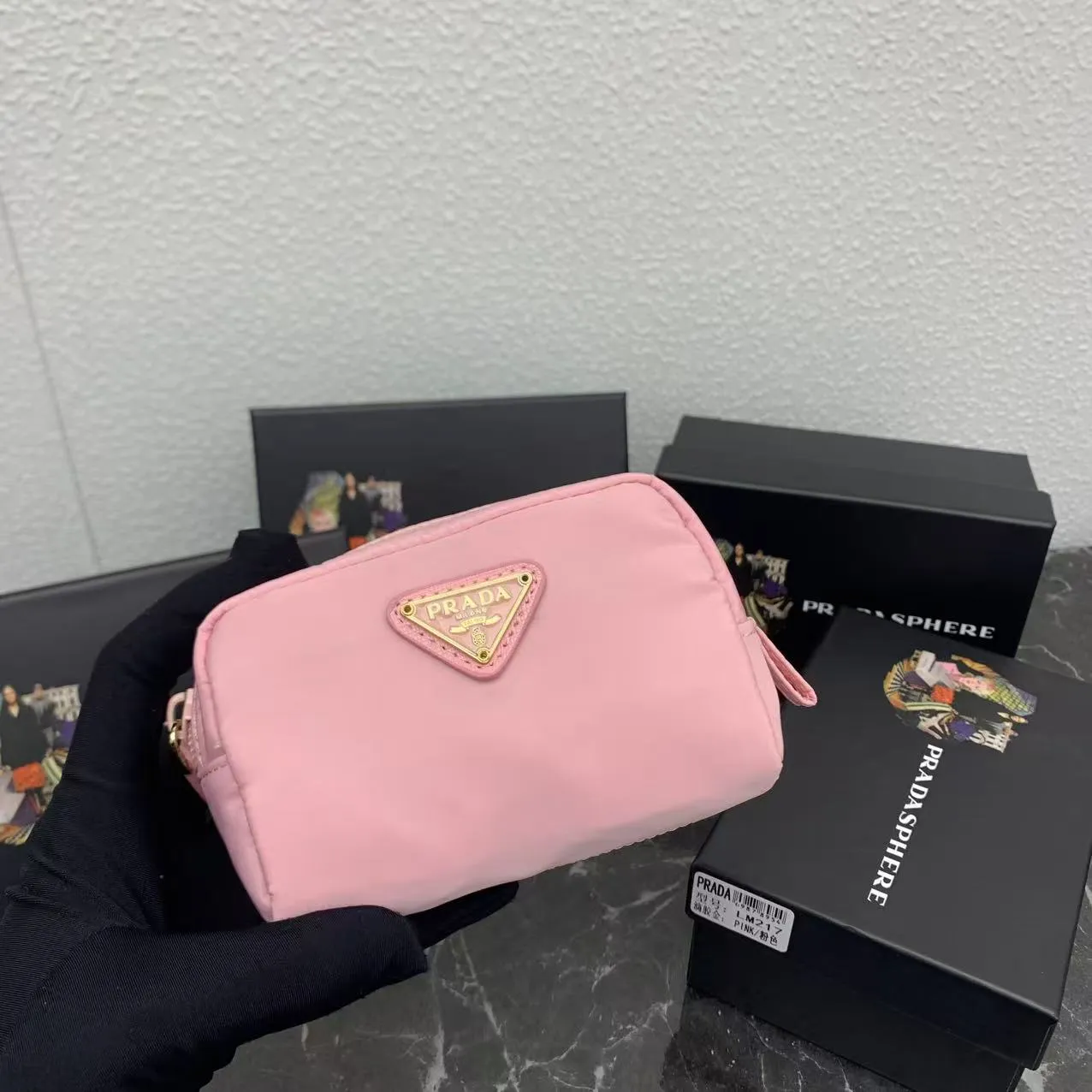 💰150PRADA Prada official new model is shipped simultaneously, enamel-coated triangular metal logo zipper closure, nylon cosmetic bag, regular women's model ✌✌✌ Special quality from the product cabinet, physical shooting [strong]! Model: Original quality Leather: Original Color: black gold buckle, black silver buckle, red, plum red, pink, sky blue, apricot, green, lavender purple, size 12㎝*3.5㎝*8㎝, model LM217