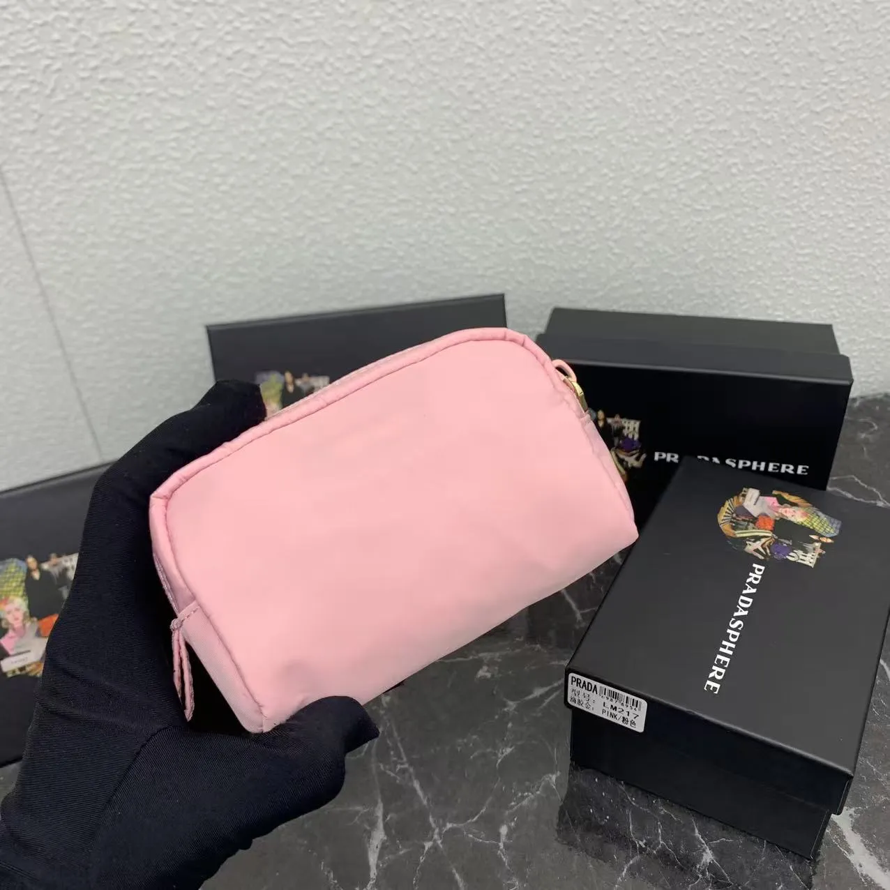 💰150PRADA Prada official new model is shipped simultaneously, enamel-coated triangular metal logo zipper closure, nylon cosmetic bag, regular women's model ✌✌✌ Special quality from the product cabinet, physical shooting [strong]! Model: Original quality Leather: Original Color: black gold buckle, black silver buckle, red, plum red, pink, sky blue, apricot, green, lavender purple, size 12㎝*3.5㎝*8㎝, model LM217