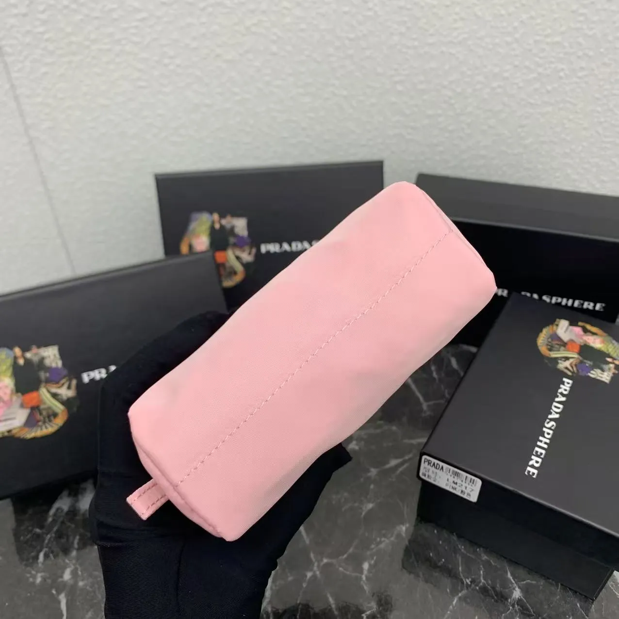 💰150PRADA Prada official new model is shipped simultaneously, enamel-coated triangular metal logo zipper closure, nylon cosmetic bag, regular women's model ✌✌✌ Special quality from the product cabinet, physical shooting [strong]! Model: Original quality Leather: Original Color: black gold buckle, black silver buckle, red, plum red, pink, sky blue, apricot, green, lavender purple, size 12㎝*3.5㎝*8㎝, model LM217