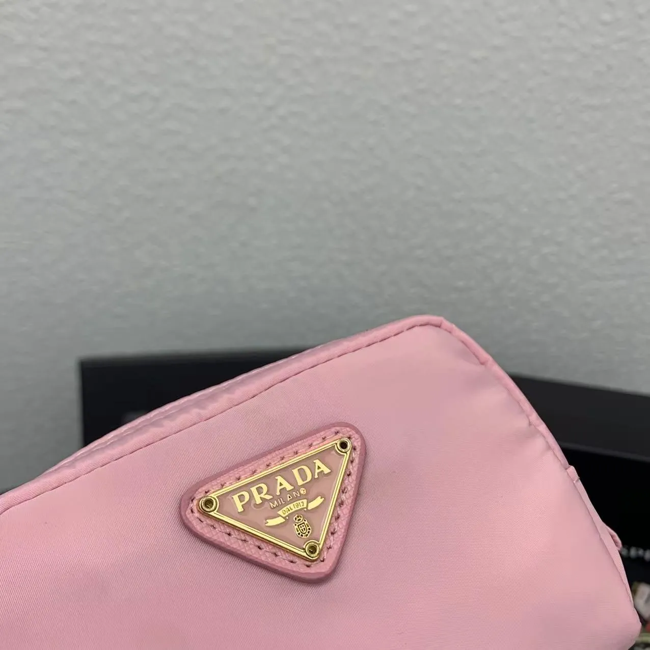💰150PRADA Prada official new model is shipped simultaneously, enamel-coated triangular metal logo zipper closure, nylon cosmetic bag, regular women's model ✌✌✌ Special quality from the product cabinet, physical shooting [strong]! Model: Original quality Leather: Original Color: black gold buckle, black silver buckle, red, plum red, pink, sky blue, apricot, green, lavender purple, size 12㎝*3.5㎝*8㎝, model LM217