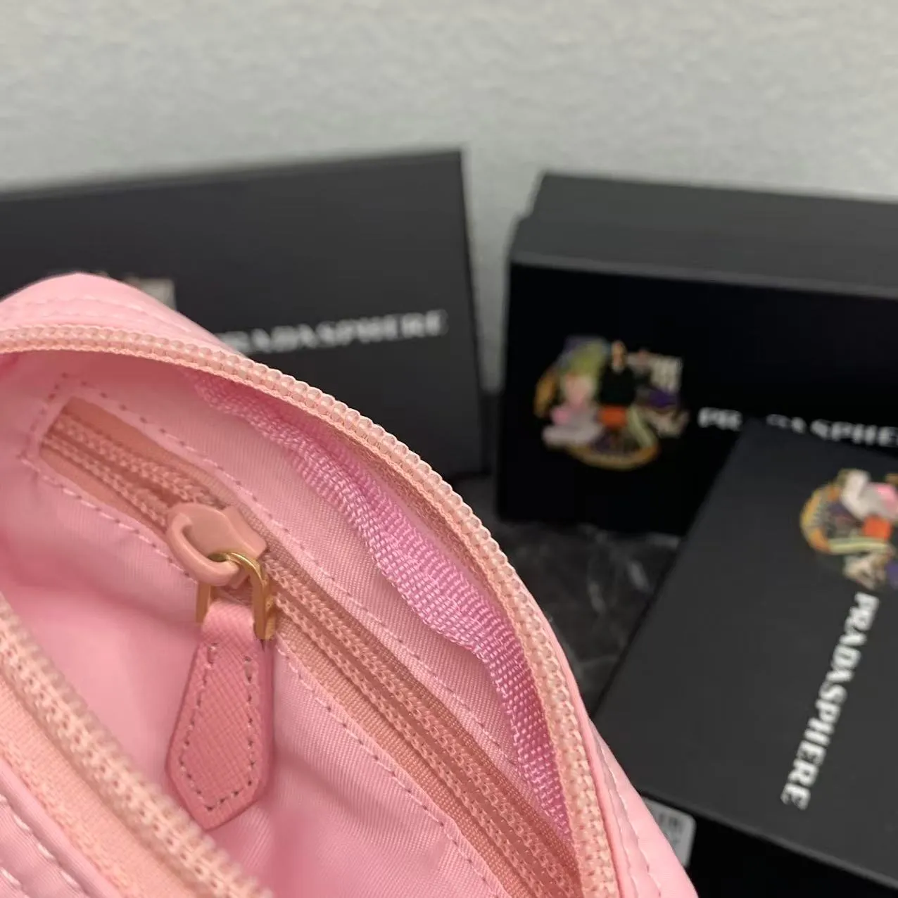 💰150PRADA Prada official new model is shipped simultaneously, enamel-coated triangular metal logo zipper closure, nylon cosmetic bag, regular women's model ✌✌✌ Special quality from the product cabinet, physical shooting [strong]! Model: Original quality Leather: Original Color: black gold buckle, black silver buckle, red, plum red, pink, sky blue, apricot, green, lavender purple, size 12㎝*3.5㎝*8㎝, model LM217