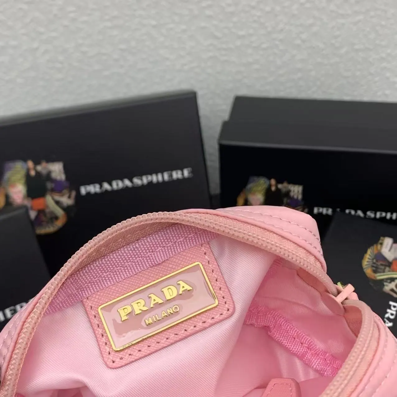 💰150PRADA Prada official new model is shipped simultaneously, enamel-coated triangular metal logo zipper closure, nylon cosmetic bag, regular women's model ✌✌✌ Special quality from the product cabinet, physical shooting [strong]! Model: Original quality Leather: Original Color: black gold buckle, black silver buckle, red, plum red, pink, sky blue, apricot, green, lavender purple, size 12㎝*3.5㎝*8㎝, model LM217