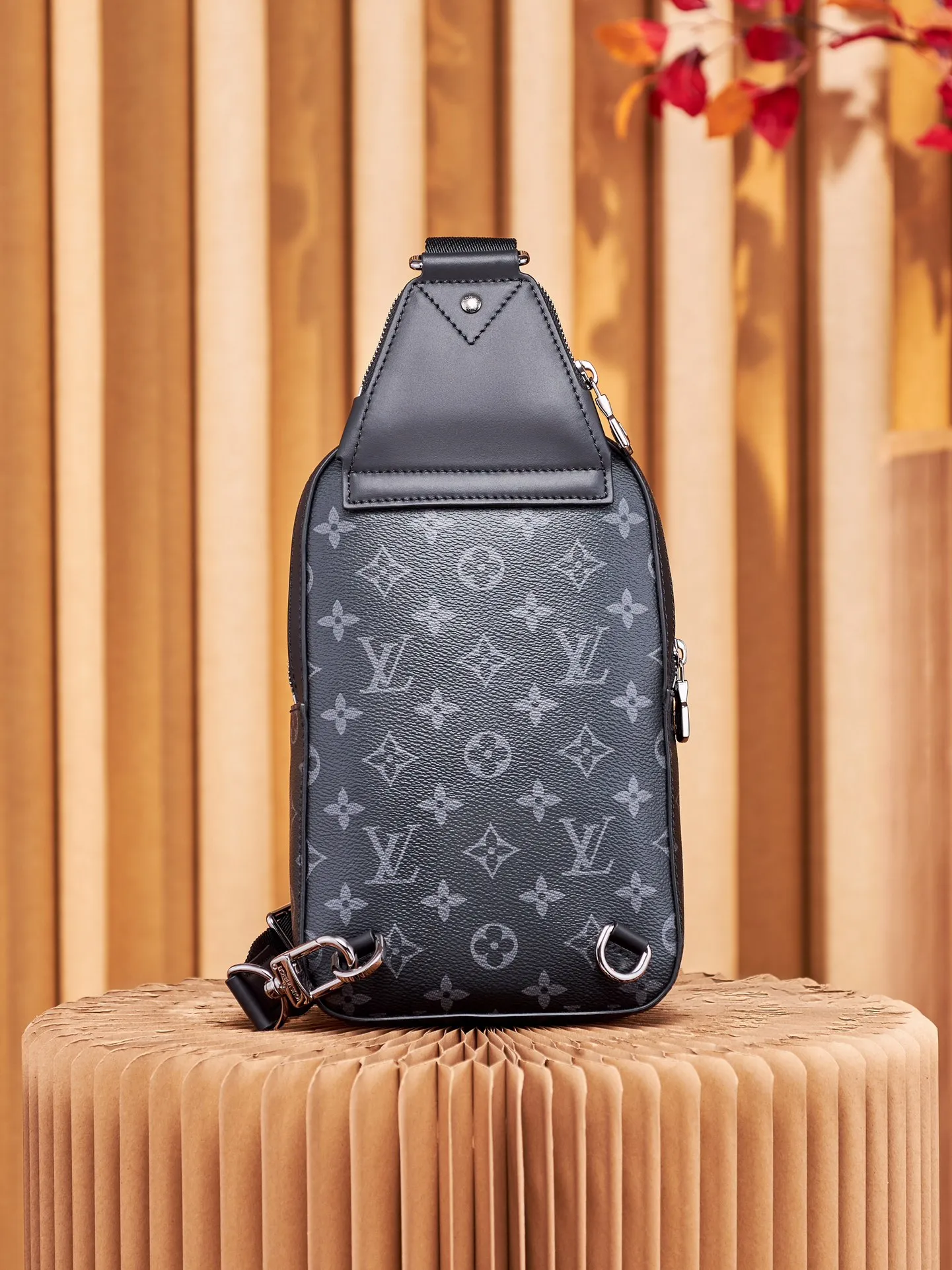 P¥720👉nfc163C01 dynamic chip version👈【Top inspection-free all-steel hardware】m47137 This avenue small shoulder bag is made of monogram eclipse coated canvas, with a sophisticated configuration to explore the trendy fun of traveling cross-body. An interior pocket in the main compartment ensures secure storage, while an exterior zippered pocket provides easy access to frequently used items. There is a triangular zipper pocket where the shoulder strap connects to the handbag. 16 x 33 x 5.7 cm (length x height x width