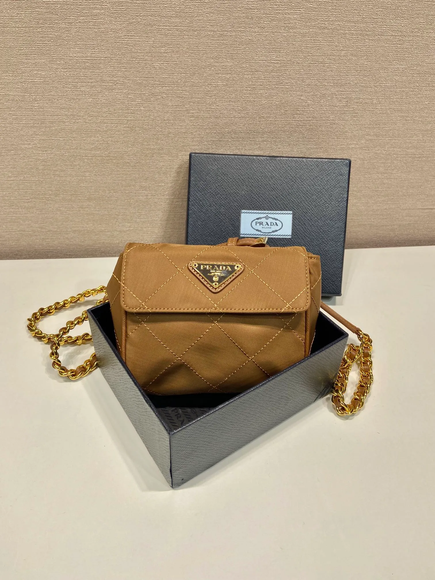 💰940🎉Second-hand mini🎉🎉🎉1BD643 mini new color🎉🎉 This Vintage vintage chain diamond hobo bag has a great design👏👏 Purely handmade nylon rhombus design, can be worn on one shoulder or crossbody, and the imported black gold chain is really the eternal theme of vintage😘😘It is simple and elegant, with large capacity and space👍The upper body is particularly trendy, versatile and fashionable. No matter casual or formal, they all have a stable temperament. Hurry up and get it🙊I love this second-hand hobo bag😘😘 Length 14x height 13x bottom 5cm
