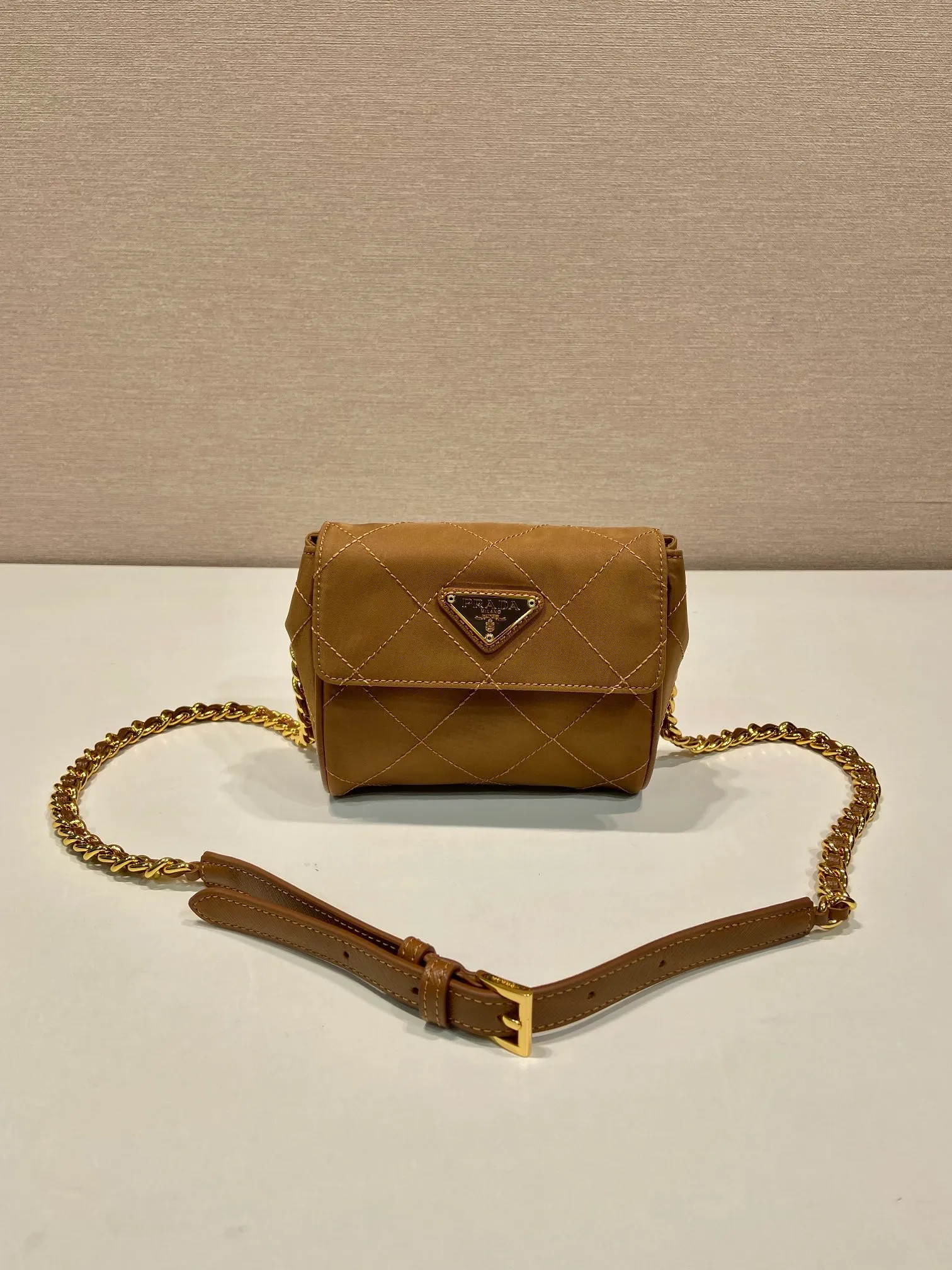 💰940🎉Second-hand mini🎉🎉🎉1BD643 mini new color🎉🎉 This Vintage vintage chain diamond hobo bag has a great design👏👏 Purely handmade nylon rhombus design, can be worn on one shoulder or crossbody, and the imported black gold chain is really the eternal theme of vintage😘😘It is simple and elegant, with large capacity and space👍The upper body is particularly trendy, versatile and fashionable. No matter casual or formal, they all have a stable temperament. Hurry up and get it🙊I love this second-hand hobo bag😘😘 Length 14x height 13x bottom 5cm