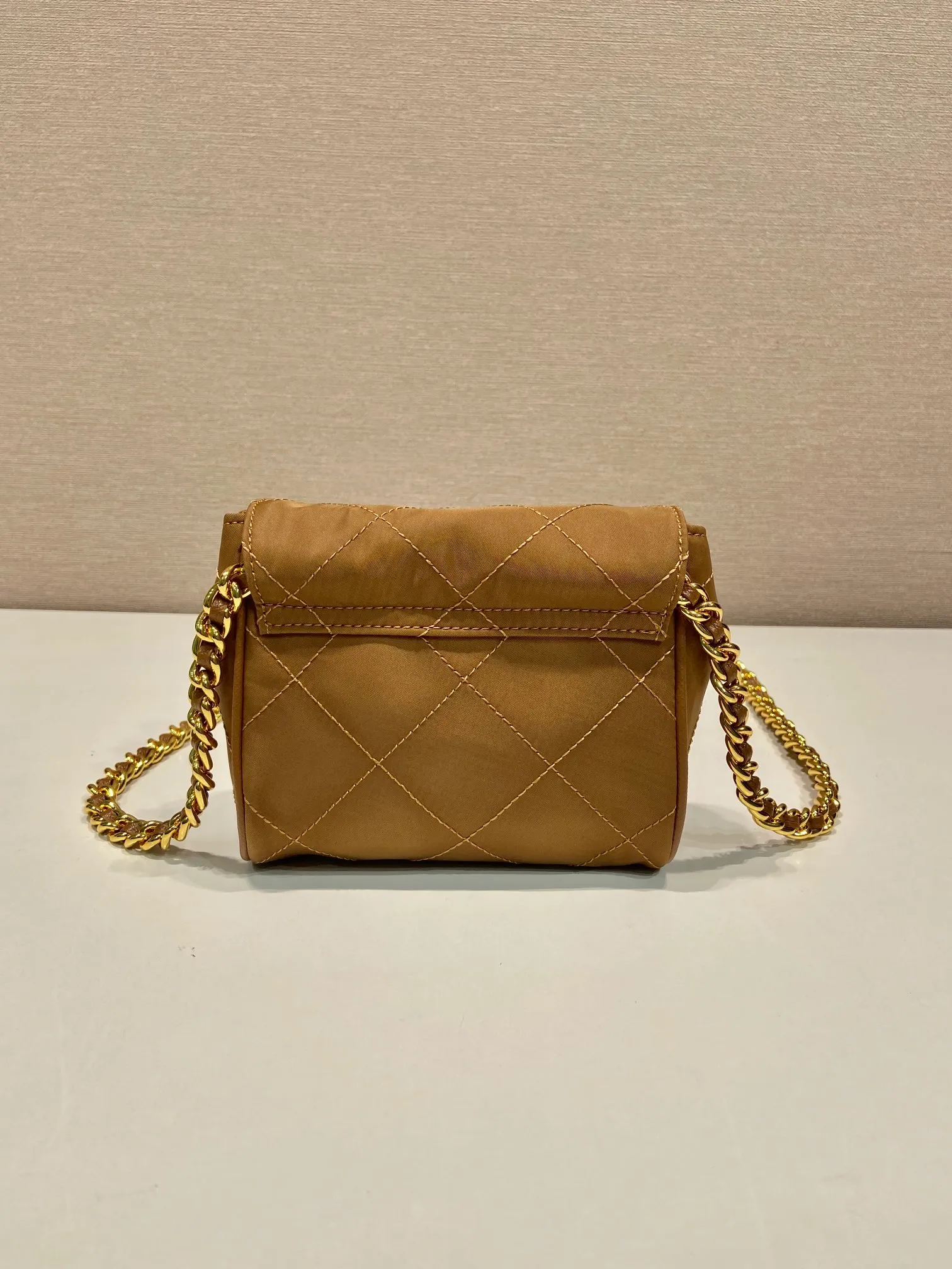 💰940🎉Second-hand mini🎉🎉🎉1BD643 mini new color🎉🎉 This Vintage vintage chain diamond hobo bag has a great design👏👏 Purely handmade nylon rhombus design, can be worn on one shoulder or crossbody, and the imported black gold chain is really the eternal theme of vintage😘😘It is simple and elegant, with large capacity and space👍The upper body is particularly trendy, versatile and fashionable. No matter casual or formal, they all have a stable temperament. Hurry up and get it🙊I love this second-hand hobo bag😘😘 Length 14x height 13x bottom 5cm