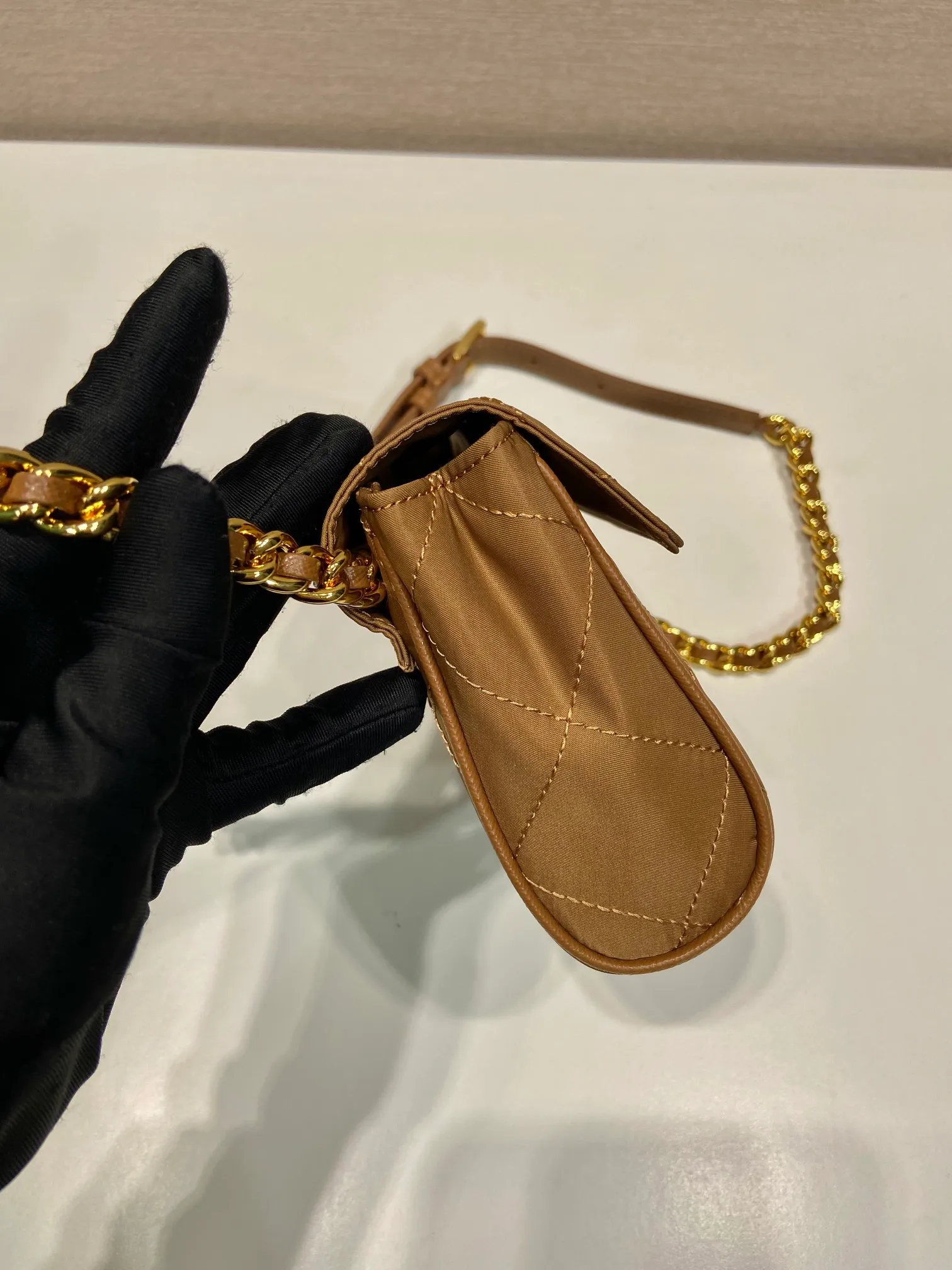 💰940🎉Second-hand mini🎉🎉🎉1BD643 mini new color🎉🎉 This Vintage vintage chain diamond hobo bag has a great design👏👏 Purely handmade nylon rhombus design, can be worn on one shoulder or crossbody, and the imported black gold chain is really the eternal theme of vintage😘😘It is simple and elegant, with large capacity and space👍The upper body is particularly trendy, versatile and fashionable. No matter casual or formal, they all have a stable temperament. Hurry up and get it🙊I love this second-hand hobo bag😘😘 Length 14x height 13x bottom 5cm
