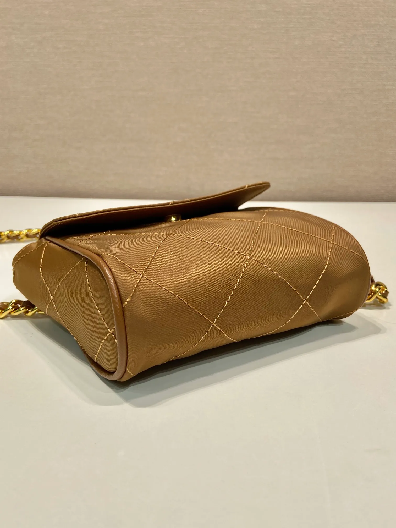 💰940🎉Second-hand mini🎉🎉🎉1BD643 mini new color🎉🎉 This Vintage vintage chain diamond hobo bag has a great design👏👏 Purely handmade nylon rhombus design, can be worn on one shoulder or crossbody, and the imported black gold chain is really the eternal theme of vintage😘😘It is simple and elegant, with large capacity and space👍The upper body is particularly trendy, versatile and fashionable. No matter casual or formal, they all have a stable temperament. Hurry up and get it🙊I love this second-hand hobo bag😘😘 Length 14x height 13x bottom 5cm