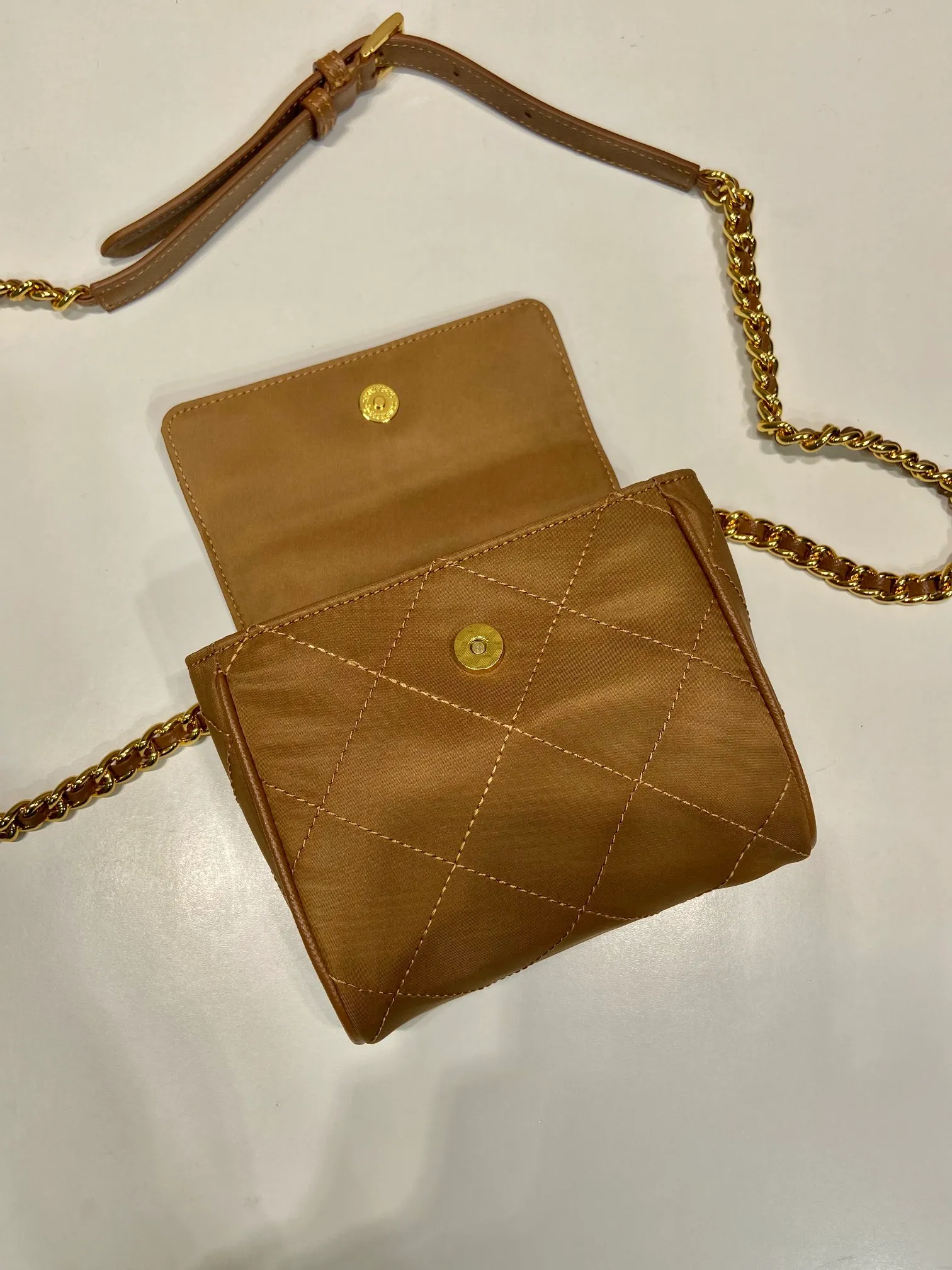 💰940🎉Second-hand mini🎉🎉🎉1BD643 mini new color🎉🎉 This Vintage vintage chain diamond hobo bag has a great design👏👏 Purely handmade nylon rhombus design, can be worn on one shoulder or crossbody, and the imported black gold chain is really the eternal theme of vintage😘😘It is simple and elegant, with large capacity and space👍The upper body is particularly trendy, versatile and fashionable. No matter casual or formal, they all have a stable temperament. Hurry up and get it🙊I love this second-hand hobo bag😘😘 Length 14x height 13x bottom 5cm