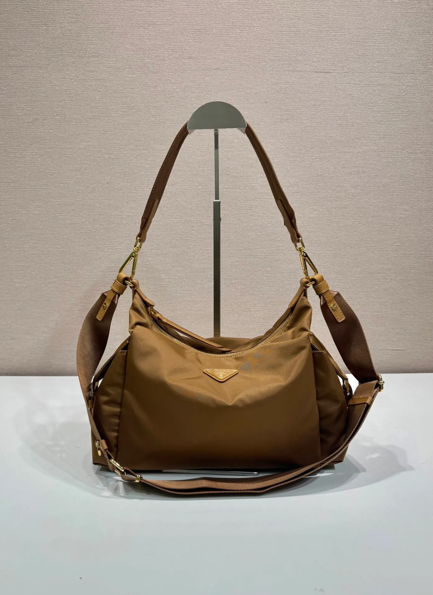 💰1260🎉New arrival🎉1BC264 Discovery Bag🎉🎉 This Discovery Bag is made of imported nylon fabric and calfskin, with a soft silhouette and multiple pockets. Lightweight and practical Re-Nylon emphasizes the design's versatile style, while leather details and signature accents reflect the P family's artisanal heritage. It comes with 2 removable, adjustable woven signature straps. The capacity is large and the upper body effect is very fashionable. Another hit that will never go out of style. Worth having! 🎉🎉 Length 32x Height 22x Bottom 11.5cm🎉🎉🎉💰💰💰