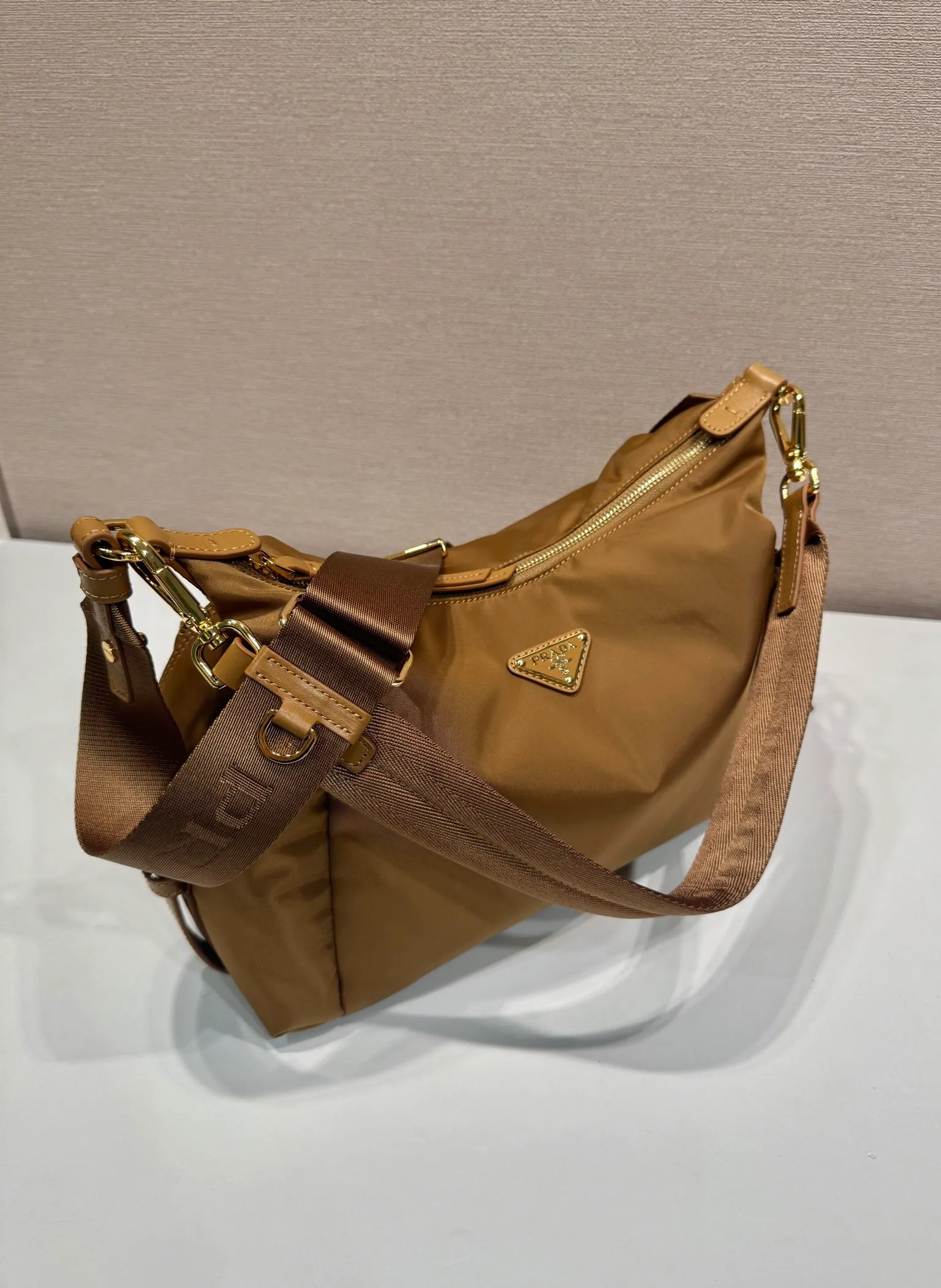 💰1260🎉New arrival🎉1BC264 Discovery Bag🎉🎉 This Discovery Bag is made of imported nylon fabric and calfskin, with a soft silhouette and multiple pockets. Lightweight and practical Re-Nylon emphasizes the design's versatile style, while leather details and signature accents reflect the P family's artisanal heritage. It comes with 2 removable, adjustable woven signature straps. The capacity is large and the upper body effect is very fashionable. Another hit that will never go out of style. Worth having! 🎉🎉 Length 32x Height 22x Bottom 11.5cm🎉🎉🎉💰💰💰