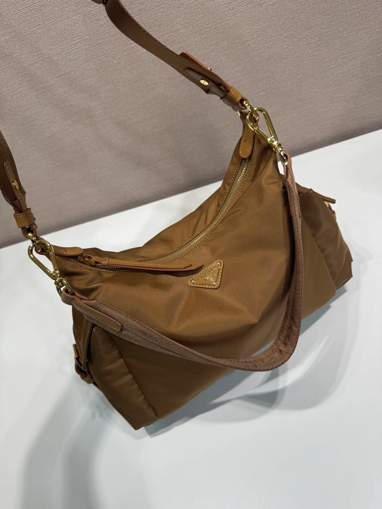 💰1260🎉New arrival🎉1BC264 Discovery Bag🎉🎉 This Discovery Bag is made of imported nylon fabric and calfskin, with a soft silhouette and multiple pockets. Lightweight and practical Re-Nylon emphasizes the design's versatile style, while leather details and signature accents reflect the P family's artisanal heritage. It comes with 2 removable, adjustable woven signature straps. The capacity is large and the upper body effect is very fashionable. Another hit that will never go out of style. Worth having! 🎉🎉 Length 32x Height 22x Bottom 11.5cm🎉🎉🎉💰💰💰
