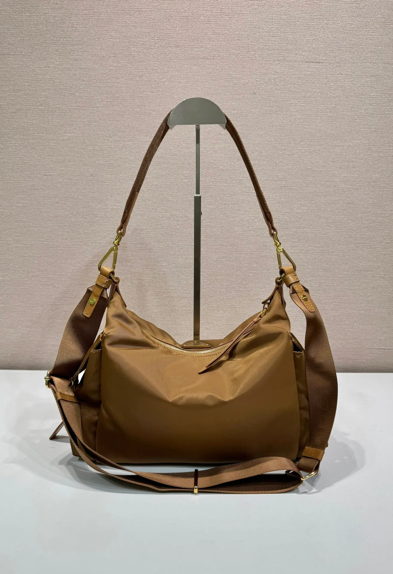 💰1260🎉New arrival🎉1BC264 Discovery Bag🎉🎉 This Discovery Bag is made of imported nylon fabric and calfskin, with a soft silhouette and multiple pockets. Lightweight and practical Re-Nylon emphasizes the design's versatile style, while leather details and signature accents reflect the P family's artisanal heritage. It comes with 2 removable, adjustable woven signature straps. The capacity is large and the upper body effect is very fashionable. Another hit that will never go out of style. Worth having! 🎉🎉 Length 32x Height 22x Bottom 11.5cm🎉🎉🎉💰💰💰