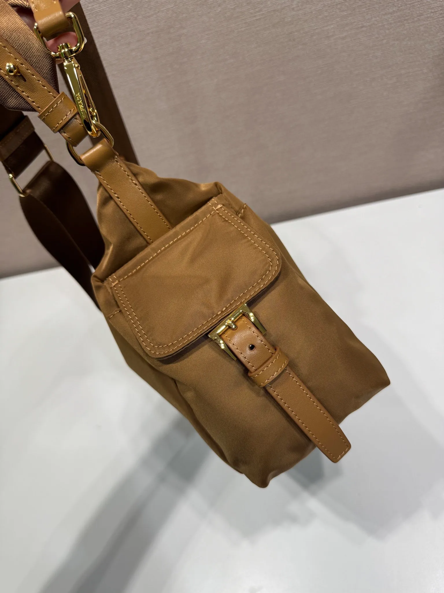 💰1260🎉New arrival🎉1BC264 Discovery Bag🎉🎉 This Discovery Bag is made of imported nylon fabric and calfskin, with a soft silhouette and multiple pockets. Lightweight and practical Re-Nylon emphasizes the design's versatile style, while leather details and signature accents reflect the P family's artisanal heritage. It comes with 2 removable, adjustable woven signature straps. The capacity is large and the upper body effect is very fashionable. Another hit that will never go out of style. Worth having! 🎉🎉 Length 32x Height 22x Bottom 11.5cm🎉🎉🎉💰💰💰