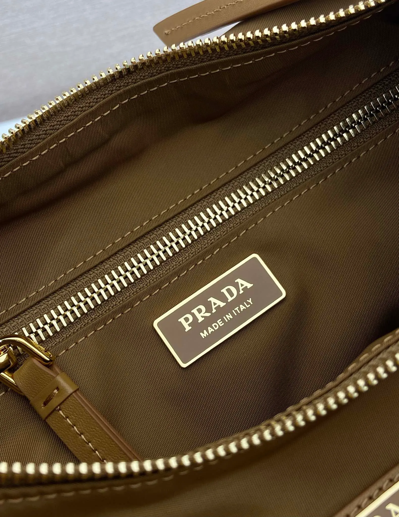 💰1260🎉New arrival🎉1BC264 Discovery Bag🎉🎉 This Discovery Bag is made of imported nylon fabric and calfskin, with a soft silhouette and multiple pockets. Lightweight and practical Re-Nylon emphasizes the design's versatile style, while leather details and signature accents reflect the P family's artisanal heritage. It comes with 2 removable, adjustable woven signature straps. The capacity is large and the upper body effect is very fashionable. Another hit that will never go out of style. Worth having! 🎉🎉 Length 32x Height 22x Bottom 11.5cm🎉🎉🎉💰💰💰