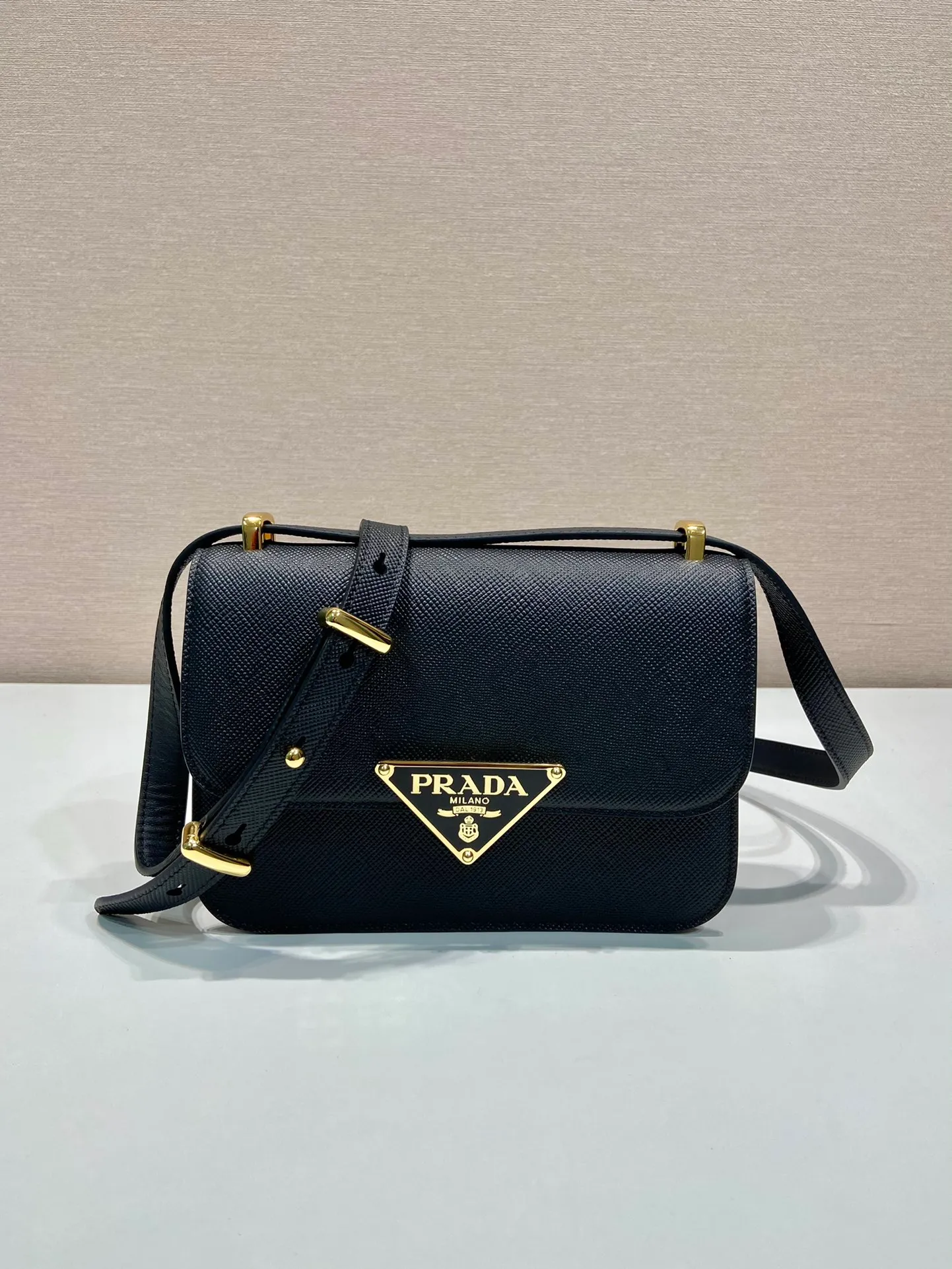💰1500🎉New triangular rhombus stewardess bag🎉1BD320 upgrade board🎉🎉 This stewardess bag is made of imported calfskin, with a handmade triangular rhombus design. The long shoulder strap is adjustable and can be worn on one shoulder or crossbody. The front triangular metal closure. It has a large capacity, is simple and elegant, and is full of fashion. Babies, hurry up and get started. 🎉🎉 Length 22x Height 16x Bottom 6cm🎉🎉🎉👏👏👏