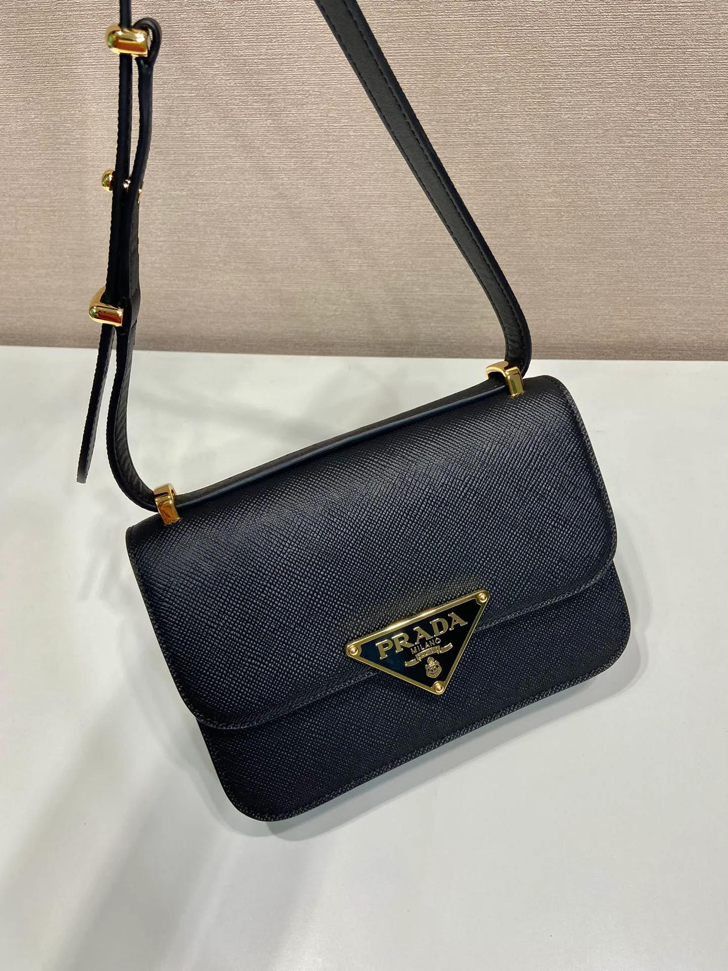 💰1500🎉New triangular rhombus stewardess bag🎉1BD320 upgrade board🎉🎉 This stewardess bag is made of imported calfskin, with a handmade triangular rhombus design. The long shoulder strap is adjustable and can be worn on one shoulder or crossbody. The front triangular metal closure. It has a large capacity, is simple and elegant, and is full of fashion. Babies, hurry up and get started. 🎉🎉 Length 22x Height 16x Bottom 6cm🎉🎉🎉👏👏👏