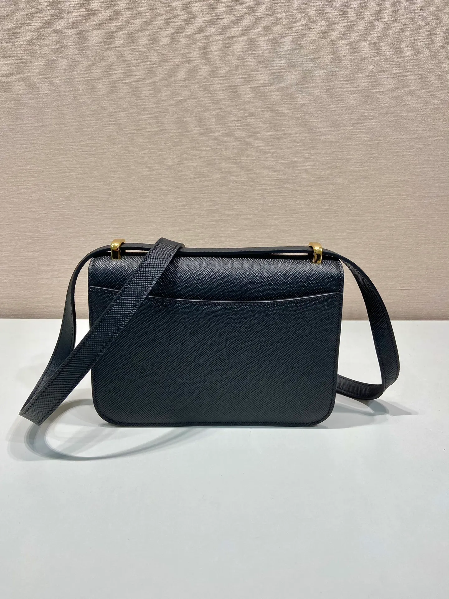💰1500🎉New triangular rhombus stewardess bag🎉1BD320 upgrade board🎉🎉 This stewardess bag is made of imported calfskin, with a handmade triangular rhombus design. The long shoulder strap is adjustable and can be worn on one shoulder or crossbody. The front triangular metal closure. It has a large capacity, is simple and elegant, and is full of fashion. Babies, hurry up and get started. 🎉🎉 Length 22x Height 16x Bottom 6cm🎉🎉🎉👏👏👏