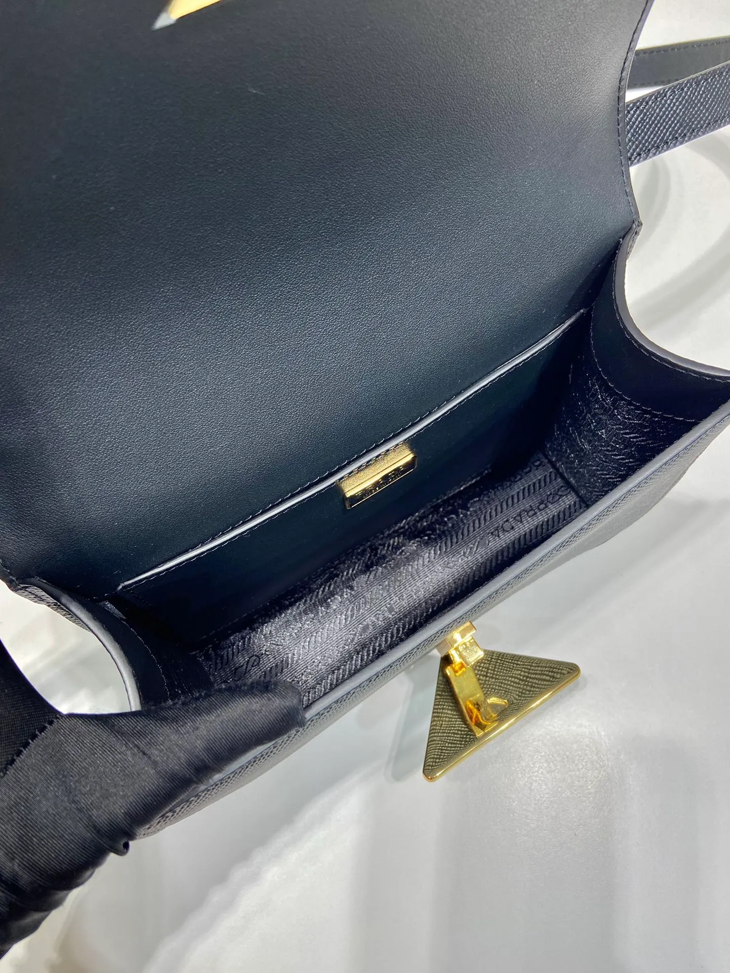 💰1500🎉New triangular rhombus stewardess bag🎉1BD320 upgrade board🎉🎉 This stewardess bag is made of imported calfskin, with a handmade triangular rhombus design. The long shoulder strap is adjustable and can be worn on one shoulder or crossbody. The front triangular metal closure. It has a large capacity, is simple and elegant, and is full of fashion. Babies, hurry up and get started. 🎉🎉 Length 22x Height 16x Bottom 6cm🎉🎉🎉👏👏👏