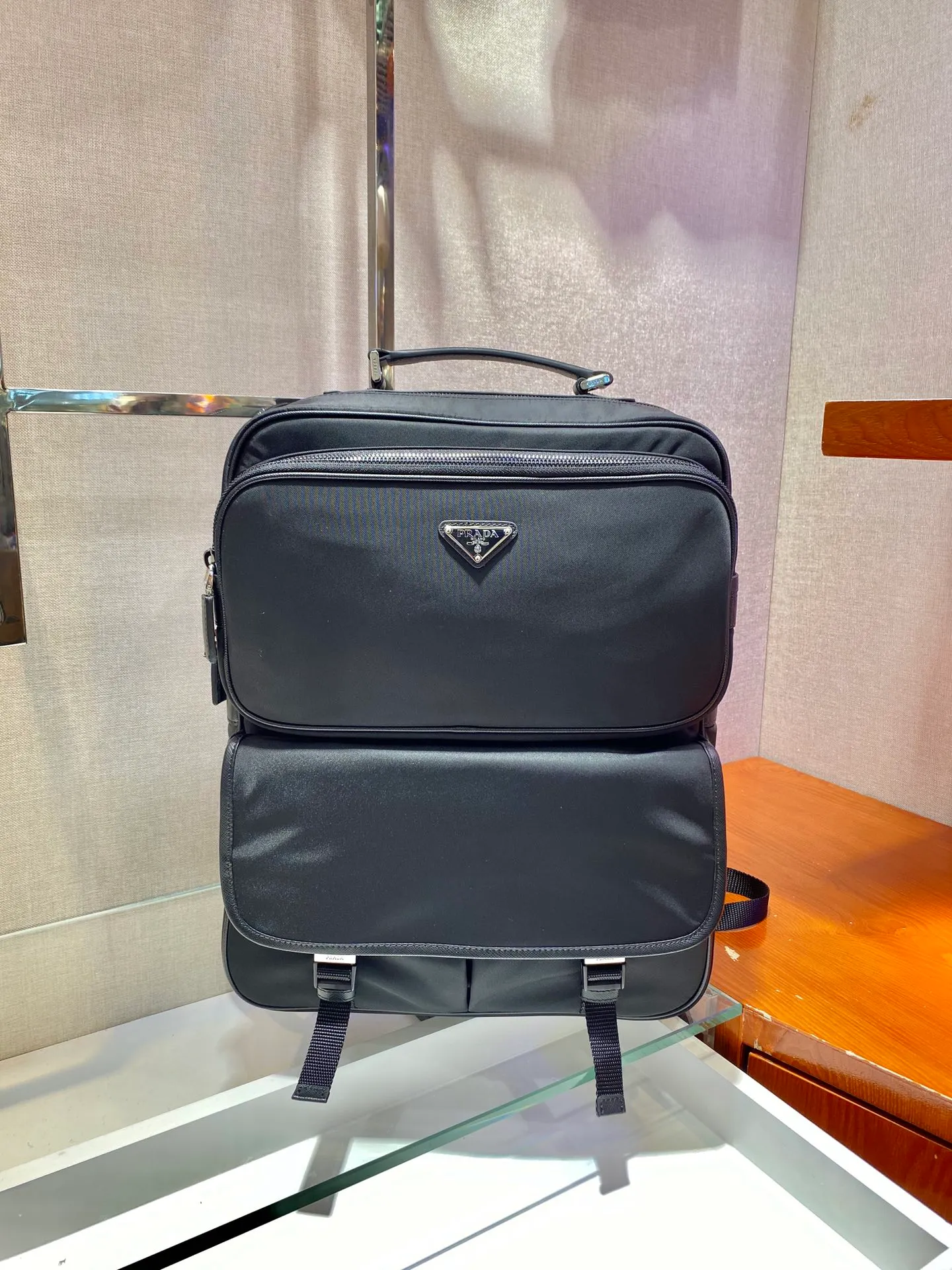 💰1520🎉New Backpack🎉2VZ049🎉🎉 This fabric backpack is trimmed with exquisite Saffiano leather to outline the urban style design features. It is equipped with woven nylon straps and multiple internal and inner compartments. The external front panel is composed of a messenger bag pocket, and the rear panel is designed to be inserted into a trolley case. The compartments are very functional👏👏, and the upper body effect is very cool😎. It is worth using, get it now🎉🎉 Length 30x Height 38x Bottom 13cm👏👏👏💰💰💰