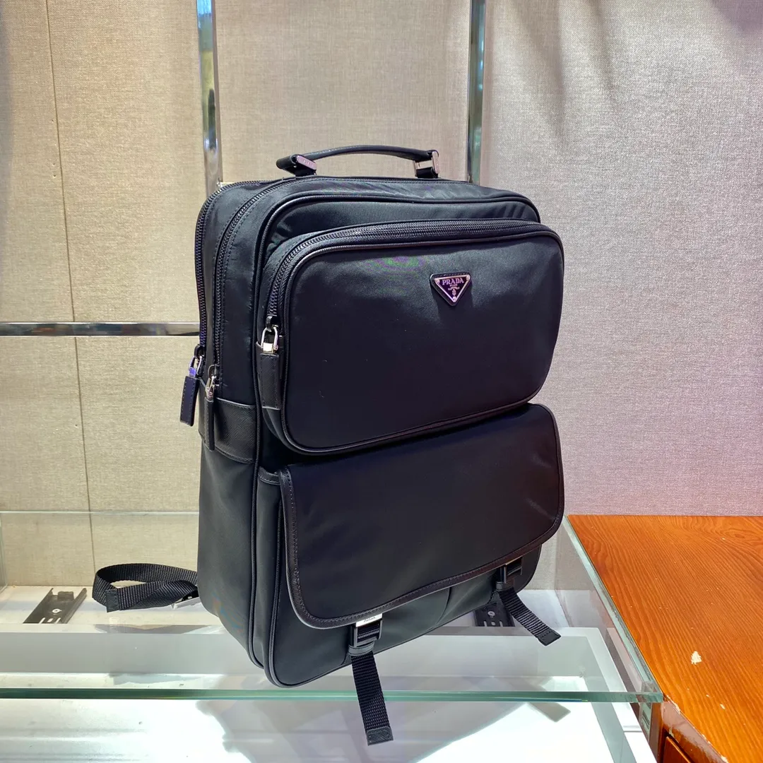 💰1520🎉New Backpack🎉2VZ049🎉🎉 This fabric backpack is trimmed with exquisite Saffiano leather to outline the urban style design features. It is equipped with woven nylon straps and multiple internal and inner compartments. The external front panel is composed of a messenger bag pocket, and the rear panel is designed to be inserted into a trolley case. The compartments are very functional👏👏, and the upper body effect is very cool😎. It is worth using, get it now🎉🎉 Length 30x Height 38x Bottom 13cm👏👏👏💰💰💰