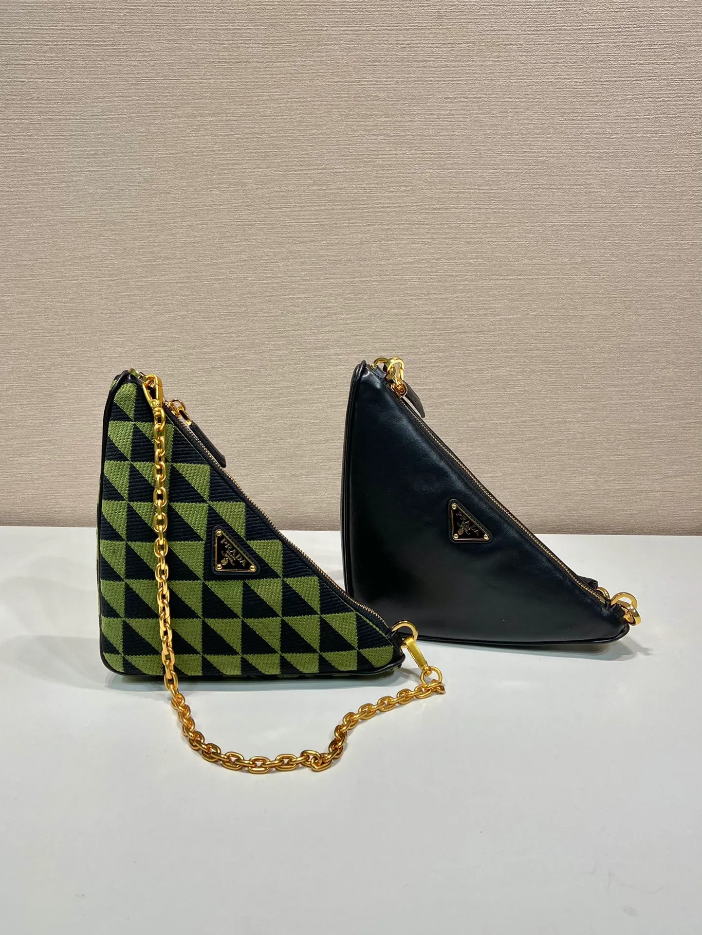 💰1540🎉New twin bag🎉1BC176🎉🎉 This twin bag is designed with imported calfskin and embroidered fabric materials. It is composed of 2 triangle bags of different materials. It is very unique and can be disassembled as a hand carry or crossbody. Different combinations for different occasions. It’s perfect😘😘It has a large capacity, hurry up and get it🎉🎉 One size: bag length 23x height 25x bottom 5cm🎉🎉🎉👏👏👏