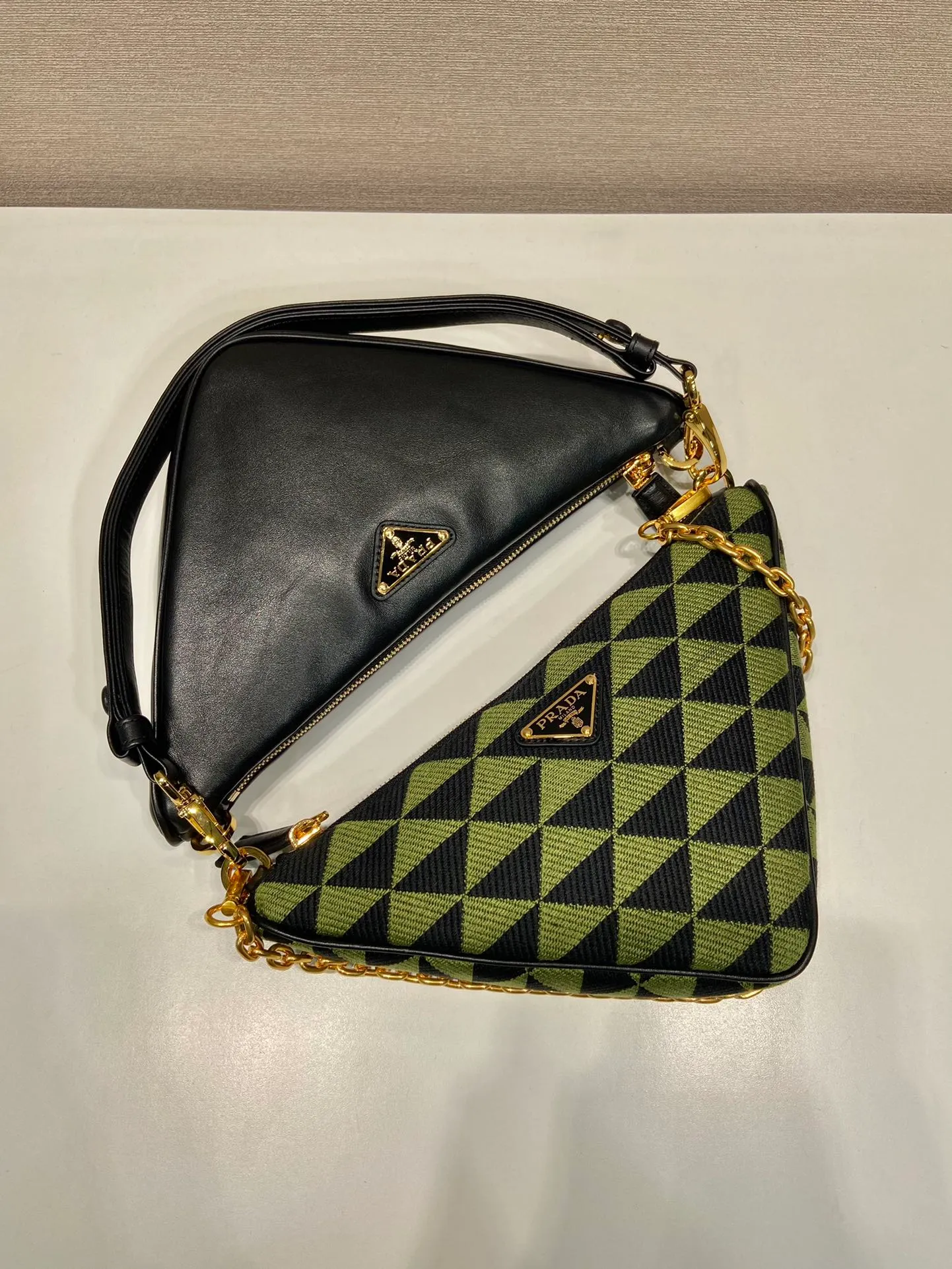 💰1540🎉New twin bag🎉1BC176🎉🎉 This twin bag is designed with imported calfskin and embroidered fabric materials. It is composed of 2 triangle bags of different materials. It is very unique and can be disassembled as a hand carry or crossbody. Different combinations for different occasions. It’s perfect😘😘It has a large capacity, hurry up and get it🎉🎉 One size: bag length 23x height 25x bottom 5cm🎉🎉🎉👏👏👏