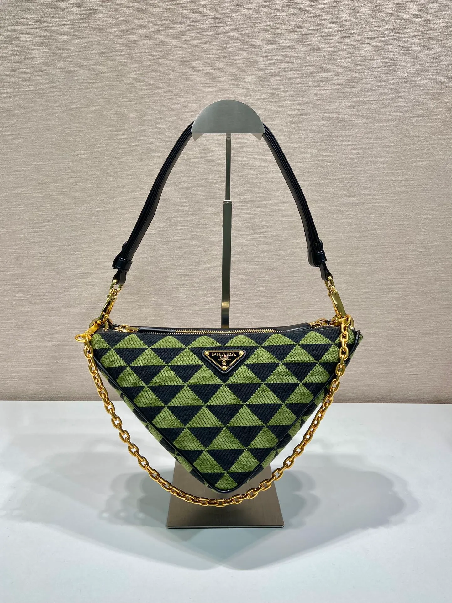 💰1540🎉New twin bag🎉1BC176🎉🎉 This twin bag is designed with imported calfskin and embroidered fabric materials. It is composed of 2 triangle bags of different materials. It is very unique and can be disassembled as a hand carry or crossbody. Different combinations for different occasions. It’s perfect😘😘It has a large capacity, hurry up and get it🎉🎉 One size: bag length 23x height 25x bottom 5cm🎉🎉🎉👏👏👏