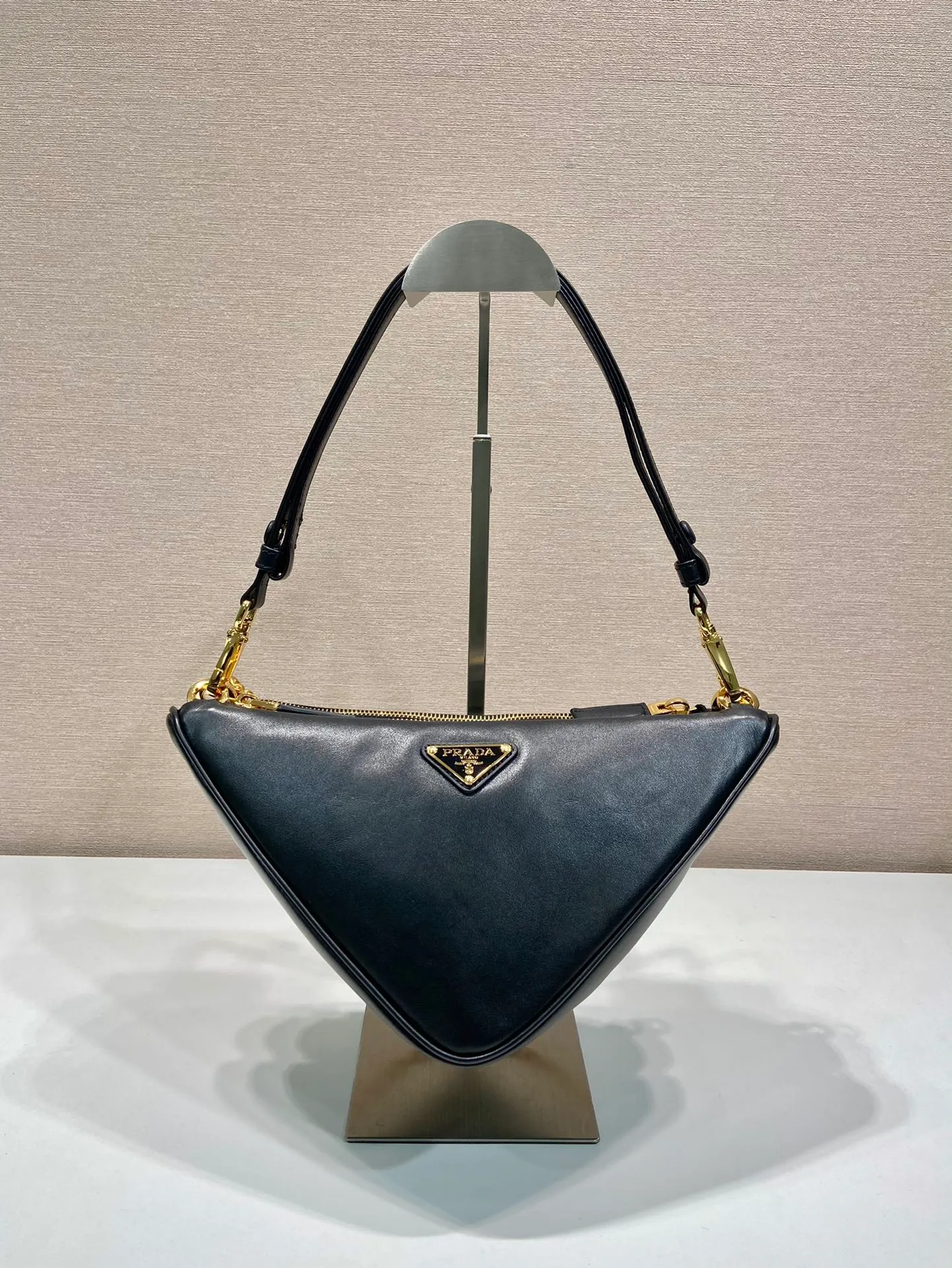 💰1540🎉New twin bag🎉1BC176🎉🎉 This twin bag is designed with imported calfskin and embroidered fabric materials. It is composed of 2 triangle bags of different materials. It is very unique and can be disassembled as a hand carry or crossbody. Different combinations for different occasions. It’s perfect😘😘It has a large capacity, hurry up and get it🎉🎉 One size: bag length 23x height 25x bottom 5cm🎉🎉🎉👏👏👏