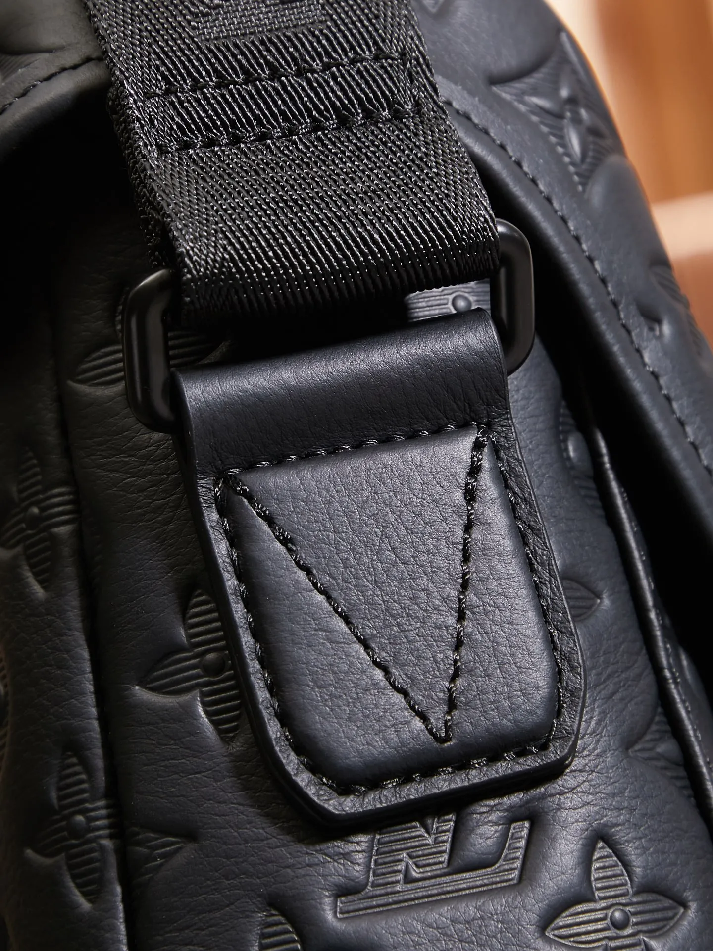 P¥1040👉nfc163C01 dynamic chip version👈【Top inspection-free pure steel hardware】M25121 Voyager messenger bag 33 x 22.5 x 11 (length x height x width) Work details: for reference