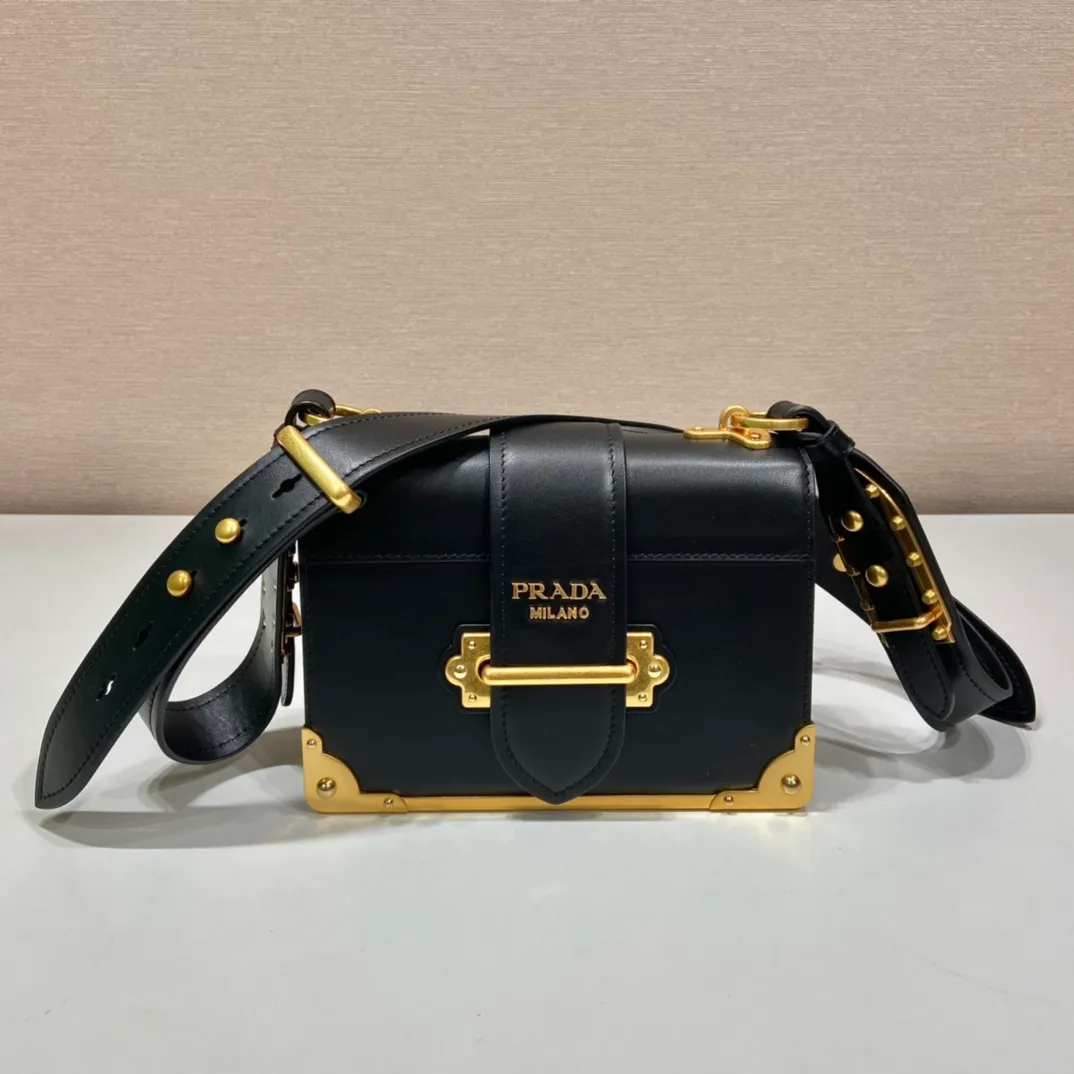 💰1800, P's latest women's bag 1BD045, new color 🎉🎉 arrived, top quality, synchronized with counters, made of imported calfskin➕cross pattern➕sheepskin lining, top hardware. Lots of compartments, fashionable + casual + lightweight, a favorite among ladies, length 19cm and height 14cmX9cm