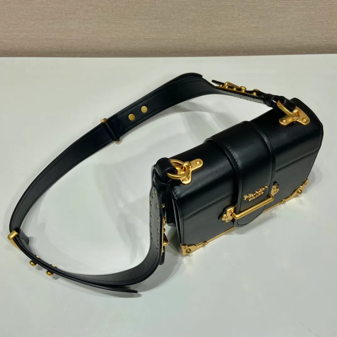 💰1800, P's latest women's bag 1BD045, new color 🎉🎉 arrived, top quality, synchronized with counters, made of imported calfskin➕cross pattern➕sheepskin lining, top hardware. Lots of compartments, fashionable + casual + lightweight, a favorite among ladies, length 19cm and height 14cmX9cm