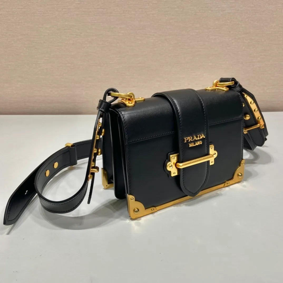 💰1800, P's latest women's bag 1BD045, new color 🎉🎉 arrived, top quality, synchronized with counters, made of imported calfskin➕cross pattern➕sheepskin lining, top hardware. Lots of compartments, fashionable + casual + lightweight, a favorite among ladies, length 19cm and height 14cmX9cm