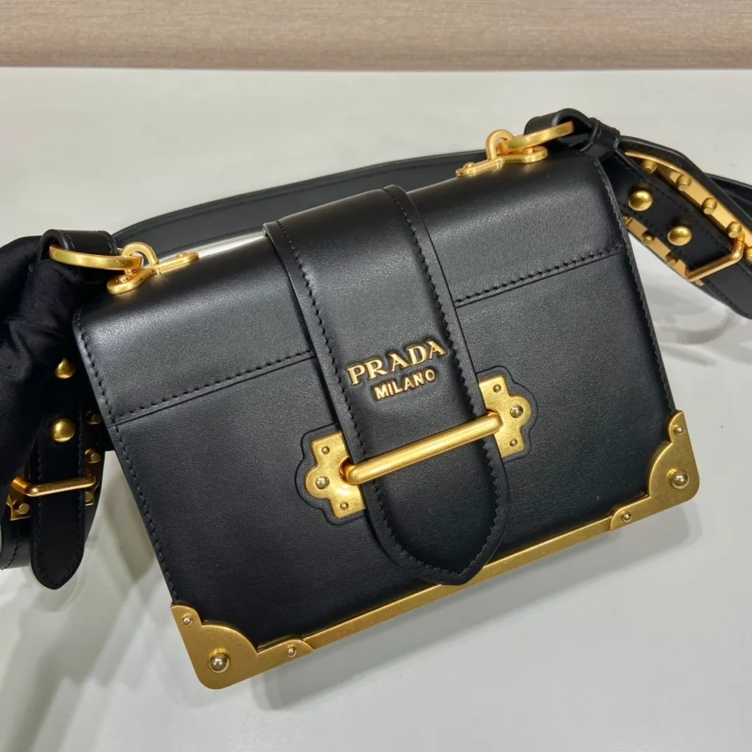 💰1800, P's latest women's bag 1BD045, new color 🎉🎉 arrived, top quality, synchronized with counters, made of imported calfskin➕cross pattern➕sheepskin lining, top hardware. Lots of compartments, fashionable + casual + lightweight, a favorite among ladies, length 19cm and height 14cmX9cm