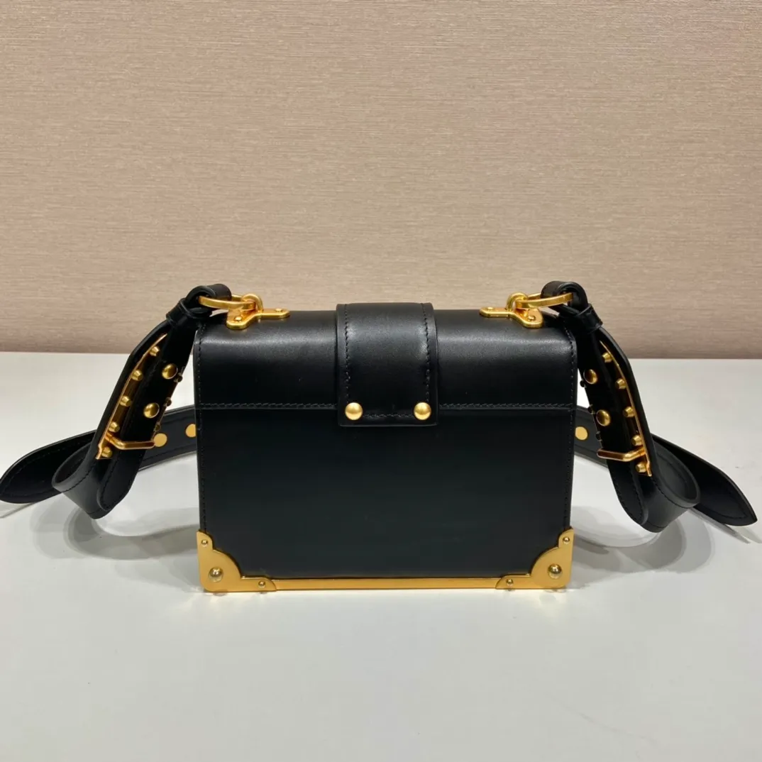💰1800, P's latest women's bag 1BD045, new color 🎉🎉 arrived, top quality, synchronized with counters, made of imported calfskin➕cross pattern➕sheepskin lining, top hardware. Lots of compartments, fashionable + casual + lightweight, a favorite among ladies, length 19cm and height 14cmX9cm