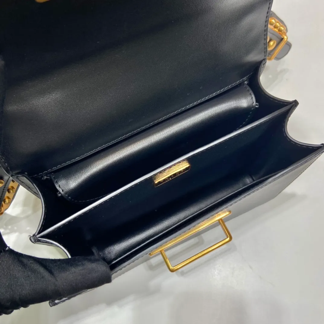 💰1800, P's latest women's bag 1BD045, new color 🎉🎉 arrived, top quality, synchronized with counters, made of imported calfskin➕cross pattern➕sheepskin lining, top hardware. Lots of compartments, fashionable + casual + lightweight, a favorite among ladies, length 19cm and height 14cmX9cm