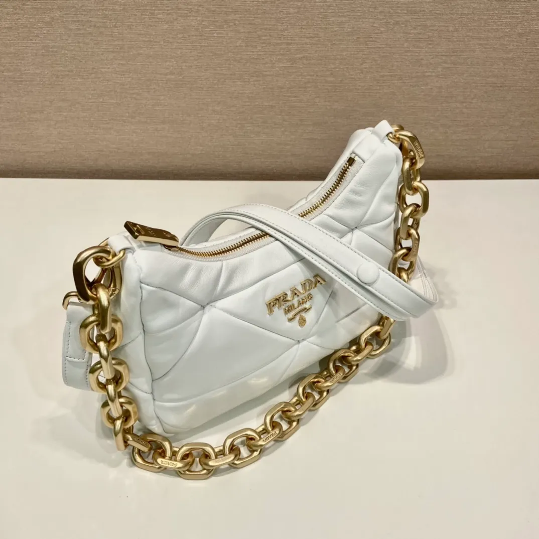 💰1700🎉New style🎉1BD158🎉🎉 This System nappa leather shoulder bag is decorated with a triangular pattern created with gorgeous stitching, highlighting the brand's craftsmanship. The chain handle evokes the association of jewelry and is detachable. The metal lettering logo on the front is outlined with the iconic triangular stitching, and the brand style is immediately visible. Can be carried by hand/shoulder strap/cross-body, highly functional👍If you like babies, hurry up and get it🎉🎉 Length 25 height 18x ​​base 7cm🎉🎉🎉👏👏👏