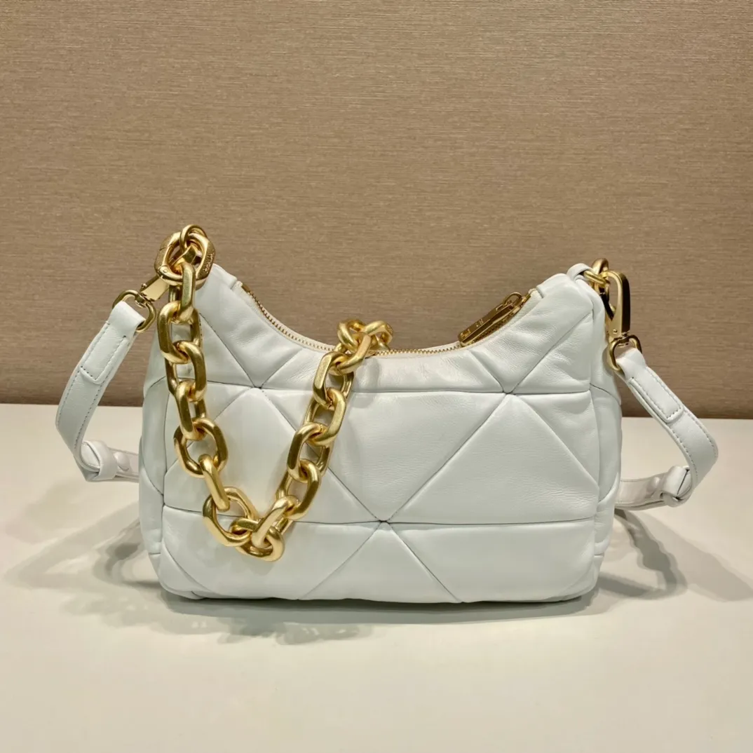 💰1700🎉New style🎉1BD158🎉🎉 This System nappa leather shoulder bag is decorated with a triangular pattern created with gorgeous stitching, highlighting the brand's craftsmanship. The chain handle evokes the association of jewelry and is detachable. The metal lettering logo on the front is outlined with the iconic triangular stitching, and the brand style is immediately visible. Can be carried by hand/shoulder strap/cross-body, highly functional👍If you like babies, hurry up and get it🎉🎉 Length 25 height 18x ​​base 7cm🎉🎉🎉👏👏👏