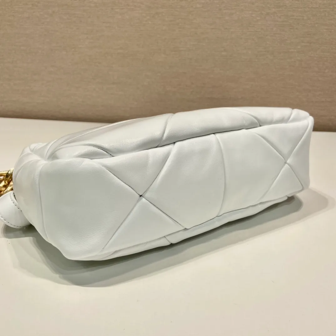 💰1700🎉New style🎉1BD158🎉🎉 This System nappa leather shoulder bag is decorated with a triangular pattern created with gorgeous stitching, highlighting the brand's craftsmanship. The chain handle evokes the association of jewelry and is detachable. The metal lettering logo on the front is outlined with the iconic triangular stitching, and the brand style is immediately visible. Can be carried by hand/shoulder strap/cross-body, highly functional👍If you like babies, hurry up and get it🎉🎉 Length 25 height 18x ​​base 7cm🎉🎉🎉👏👏👏
