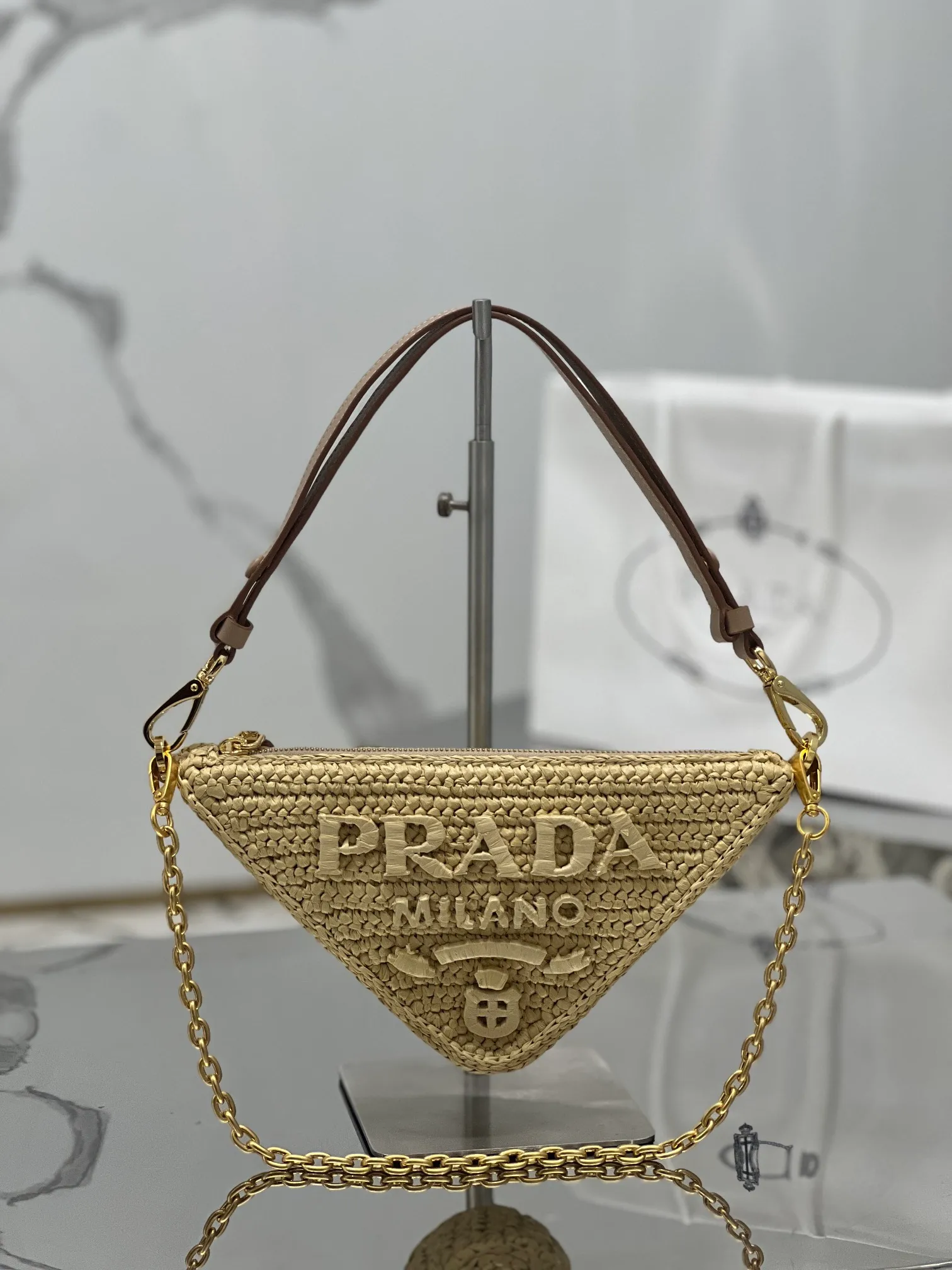 💰1560🌟Woven triangular bag This mini handbag is inspired by P’s iconic geometric shapes. The metal chain handle and detachable and adjustable leather shoulder strap make it unique and fashionable. Size: 26×14×6cm Style number: 1BC543