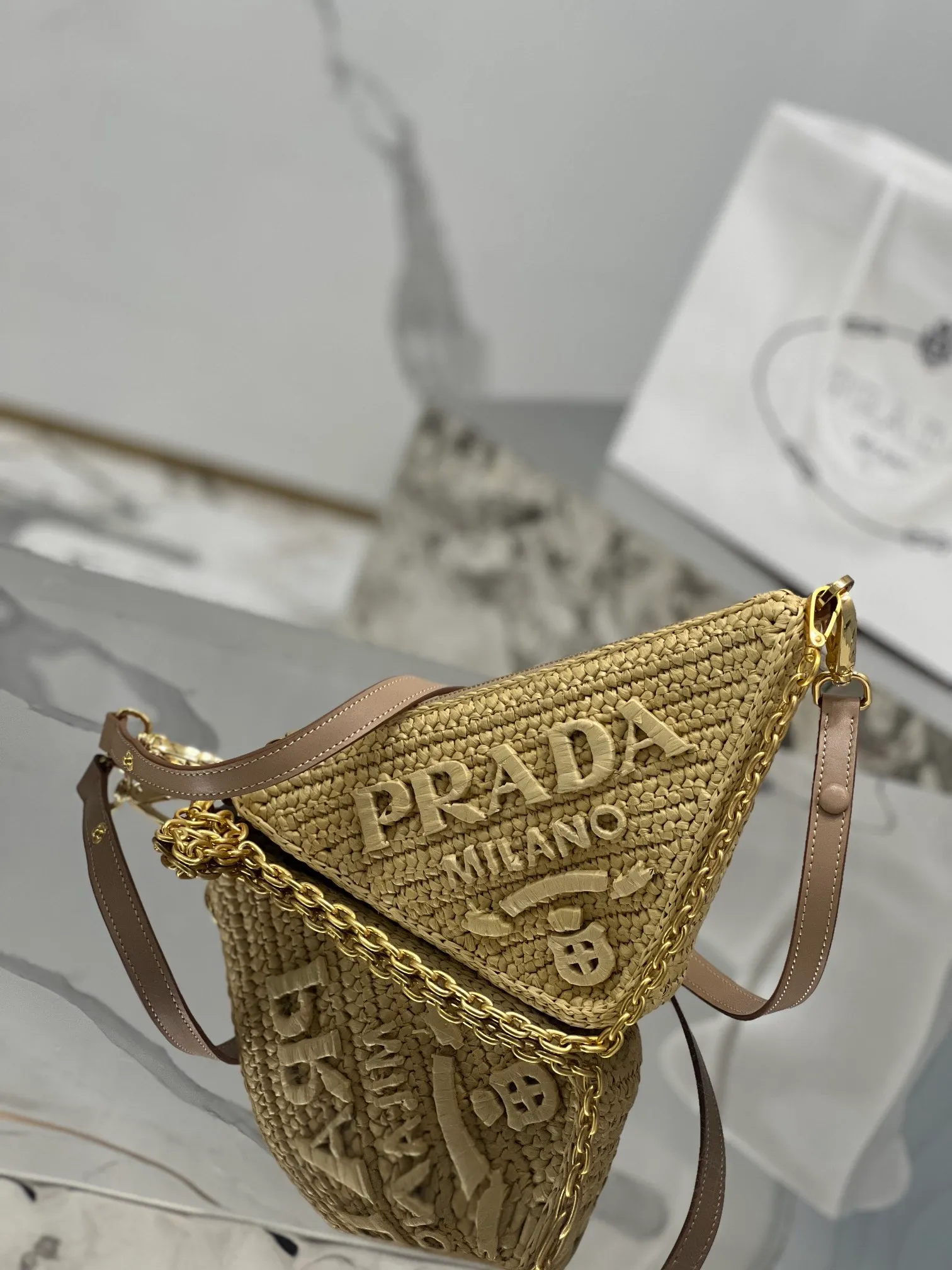 💰1560🌟Woven triangular bag This mini handbag is inspired by P’s iconic geometric shapes. The metal chain handle and detachable and adjustable leather shoulder strap make it unique and fashionable. Size: 26×14×6cm Style number: 1BC543