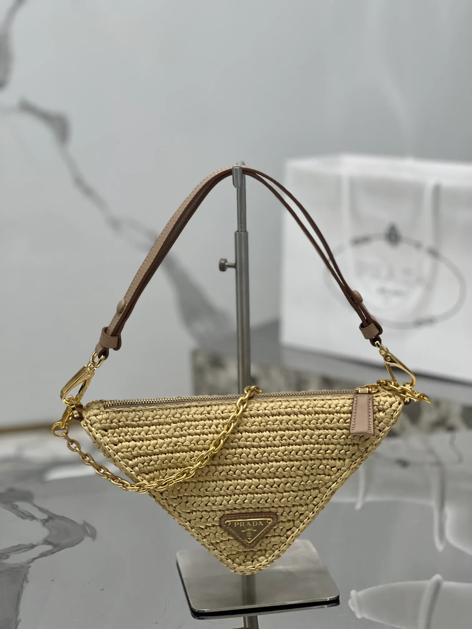 💰1560🌟Woven triangular bag This mini handbag is inspired by P’s iconic geometric shapes. The metal chain handle and detachable and adjustable leather shoulder strap make it unique and fashionable. Size: 26×14×6cm Style number: 1BC543