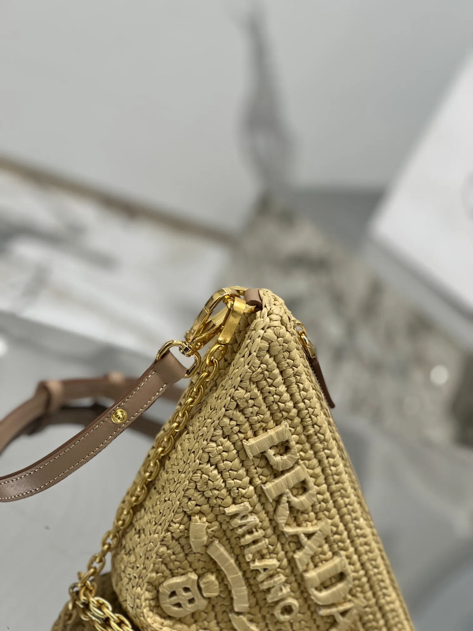 💰1560🌟Woven triangular bag This mini handbag is inspired by P’s iconic geometric shapes. The metal chain handle and detachable and adjustable leather shoulder strap make it unique and fashionable. Size: 26×14×6cm Style number: 1BC543