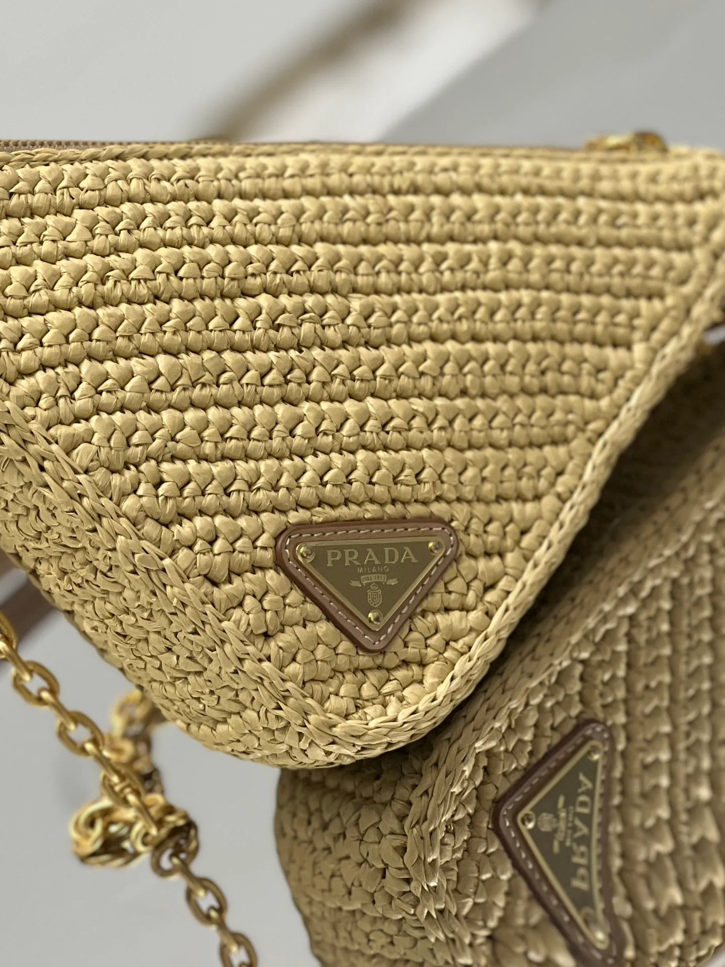 💰1560🌟Woven triangular bag This mini handbag is inspired by P’s iconic geometric shapes. The metal chain handle and detachable and adjustable leather shoulder strap make it unique and fashionable. Size: 26×14×6cm Style number: 1BC543