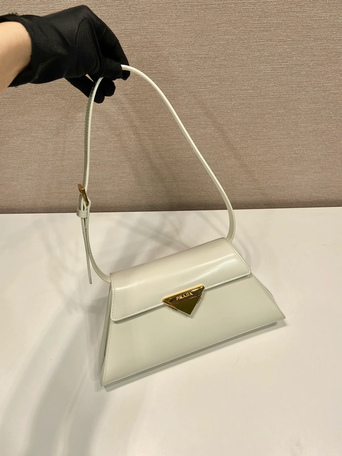 💰1560🎉Catway model🎉1BD343 small size🎉🎉 This catwalk model is made of imported glossy calfskin with sheepskin interior. The trapezoidal design is full of artistic sense. It is equipped with two detachable shoulder straps, long and short. The front panel is equipped with an engraved micro-label lock/flap design. It can be exchanged and matched for different occasions and different clothing. Large capacity space. The upper body effect is great, if you like babies, hurry up and get it🎉🎉 Length 28.5x Height 14x Bottom 7cm🎉🎉🎉👏👏👏