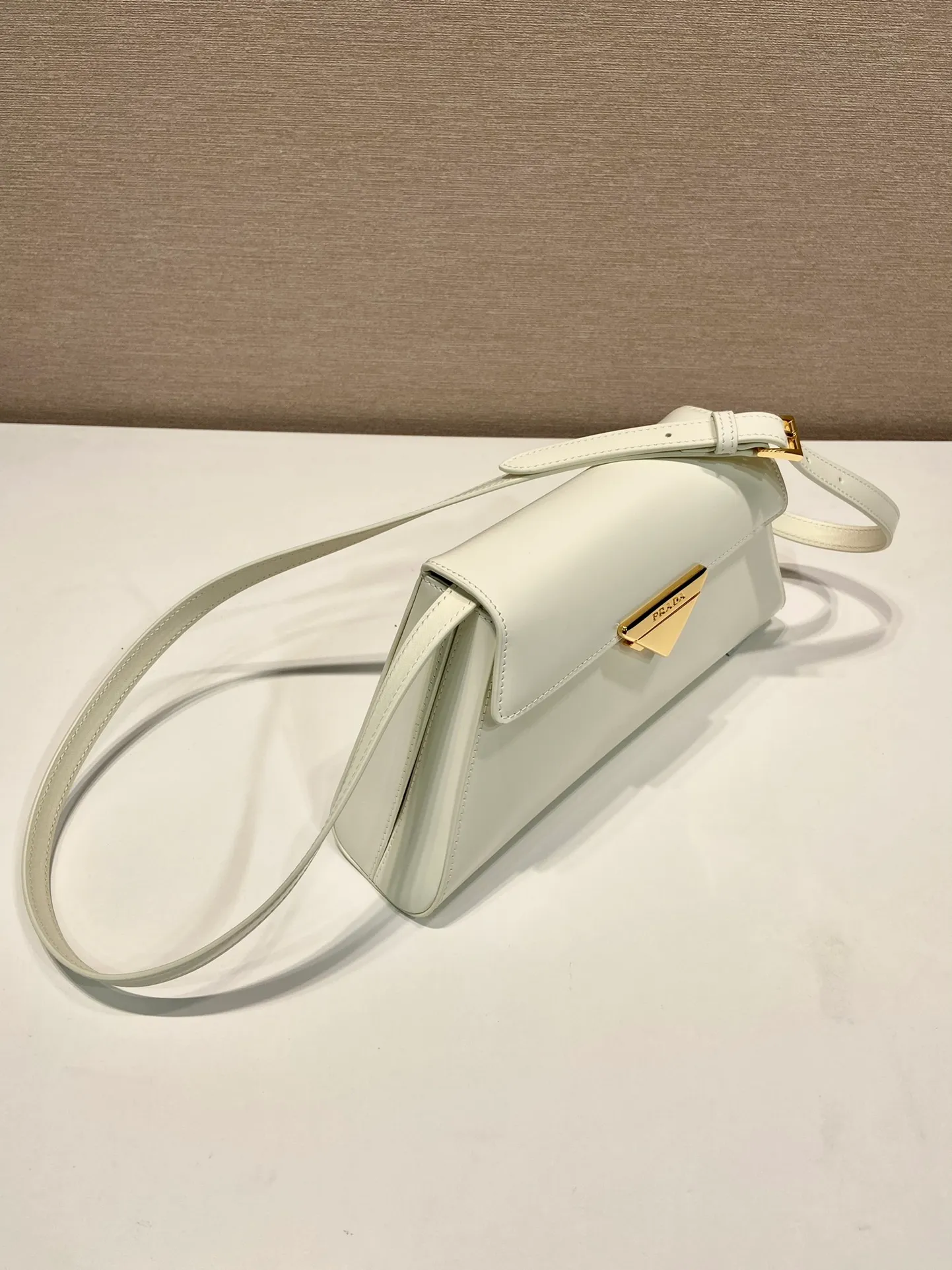 💰1560🎉Catway model🎉1BD343 small size🎉🎉 This catwalk model is made of imported glossy calfskin with sheepskin interior. The trapezoidal design is full of artistic sense. It is equipped with two detachable shoulder straps, long and short. The front panel is equipped with an engraved micro-label lock/flap design. It can be exchanged and matched for different occasions and different clothing. Large capacity space. The upper body effect is great, if you like babies, hurry up and get it🎉🎉 Length 28.5x Height 14x Bottom 7cm🎉🎉🎉👏👏👏