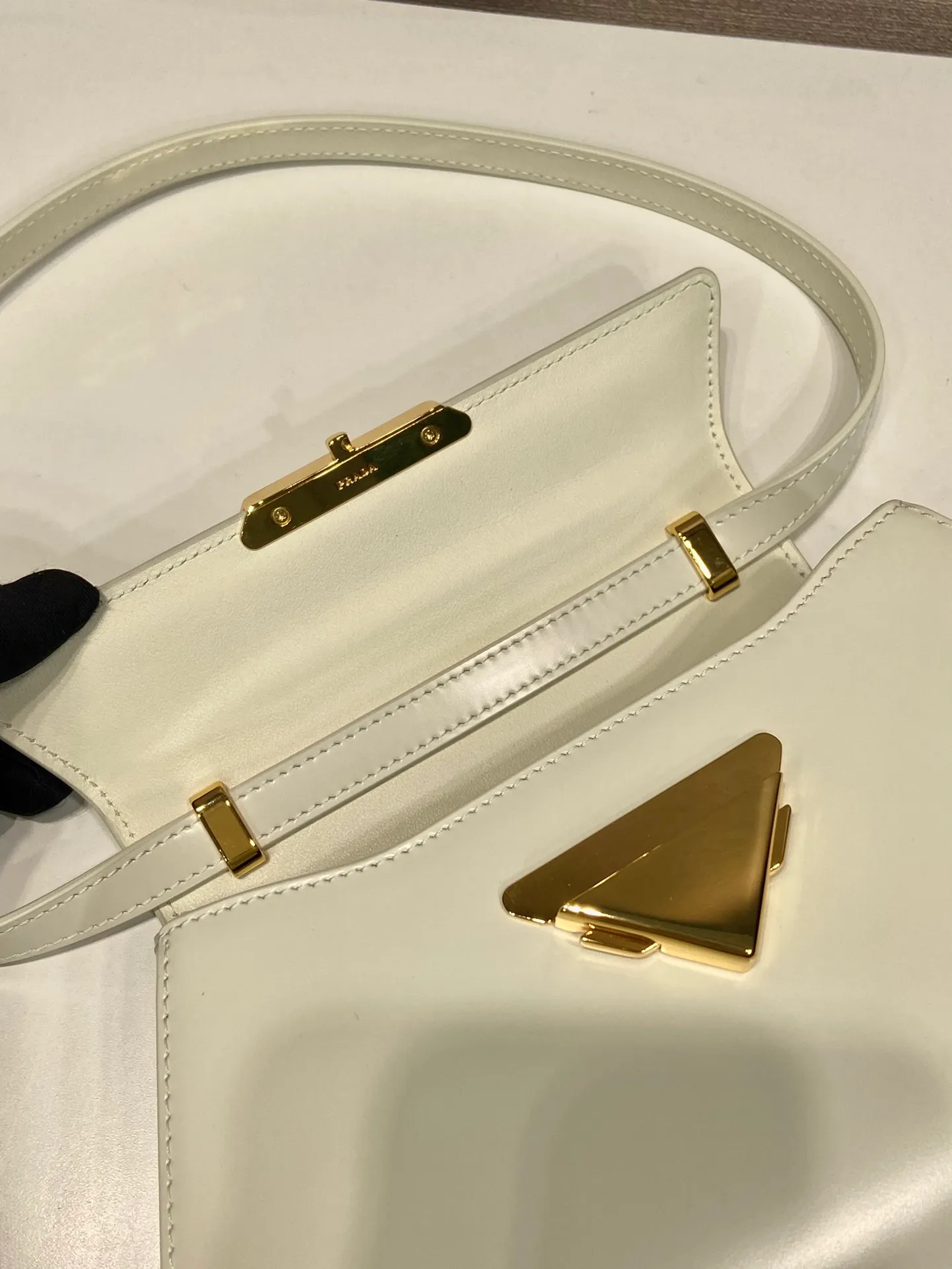 💰1560🎉Catway model🎉1BD343 small size🎉🎉 This catwalk model is made of imported glossy calfskin with sheepskin interior. The trapezoidal design is full of artistic sense. It is equipped with two detachable shoulder straps, long and short. The front panel is equipped with an engraved micro-label lock/flap design. It can be exchanged and matched for different occasions and different clothing. Large capacity space. The upper body effect is great, if you like babies, hurry up and get it🎉🎉 Length 28.5x Height 14x Bottom 7cm🎉🎉🎉👏👏👏