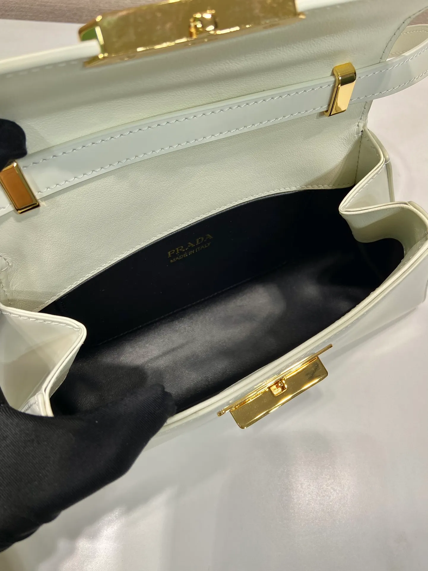 💰1560🎉Catway model🎉1BD343 small size🎉🎉 This catwalk model is made of imported glossy calfskin with sheepskin interior. The trapezoidal design is full of artistic sense. It is equipped with two detachable shoulder straps, long and short. The front panel is equipped with an engraved micro-label lock/flap design. It can be exchanged and matched for different occasions and different clothing. Large capacity space. The upper body effect is great, if you like babies, hurry up and get it🎉🎉 Length 28.5x Height 14x Bottom 7cm🎉🎉🎉👏👏👏